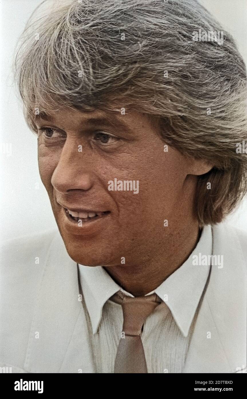 Roland Kaiser, deutscher Schlagersänger, mit und Goldene Schallplatte in Hamburg, Deutschland um 1979. Deutsche Schlager Sänger Roland Kaiser mit goldene Scheibe in Hamburg und Deutschland um 1979. Stockfoto