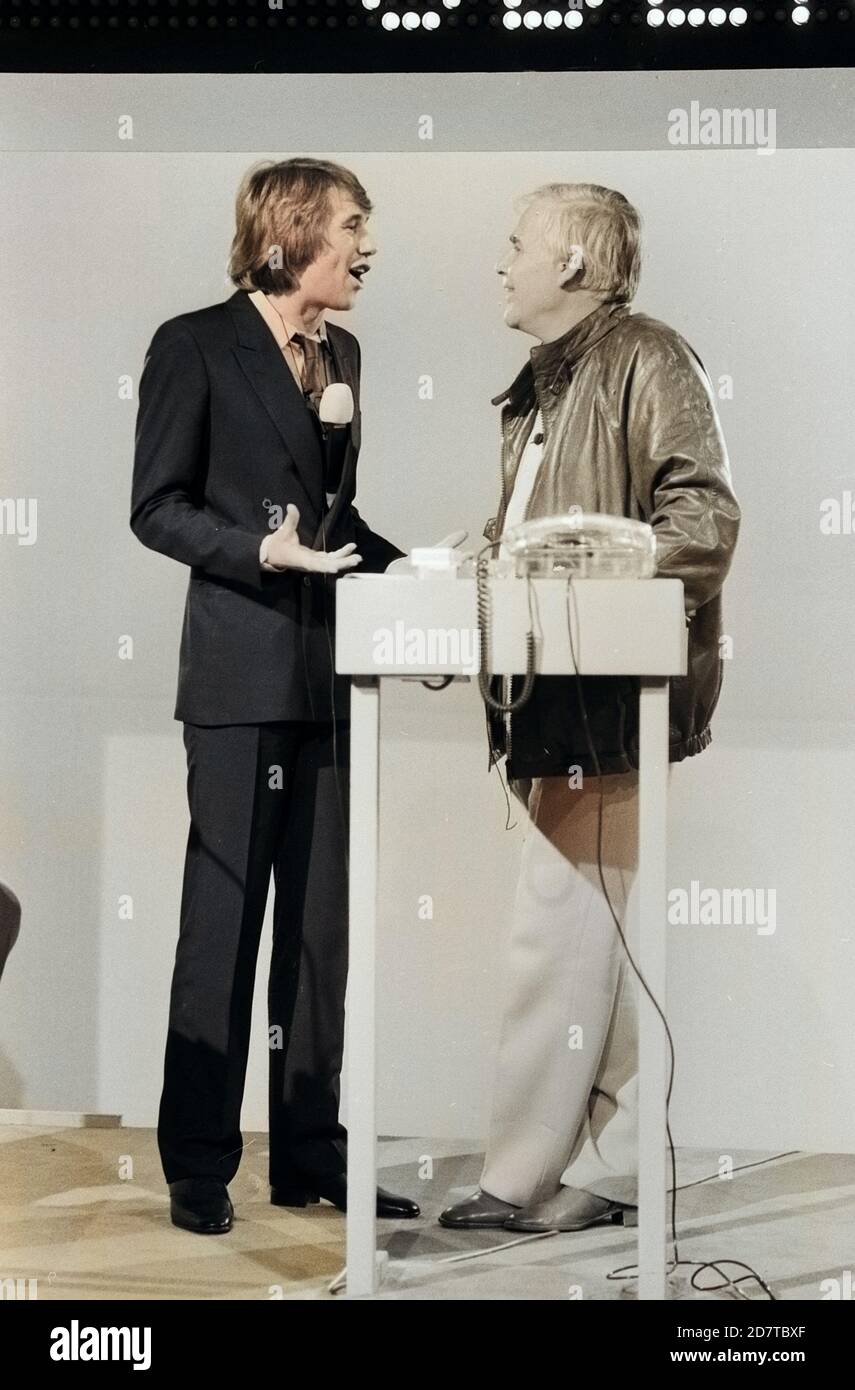 Roland Kaiser, deutscher Schlagersänger (links), zu Gast bei Joachim Blacky Fuchsberger in der Show "Auf los geht's los", Deutschland um 1979. Deutsche Schlager Sänger Roland Kaiser (links) als Gaststar bei Joachim Blacky Fuchsberger in der TV-Show, Deutschland um 1979. Stockfoto