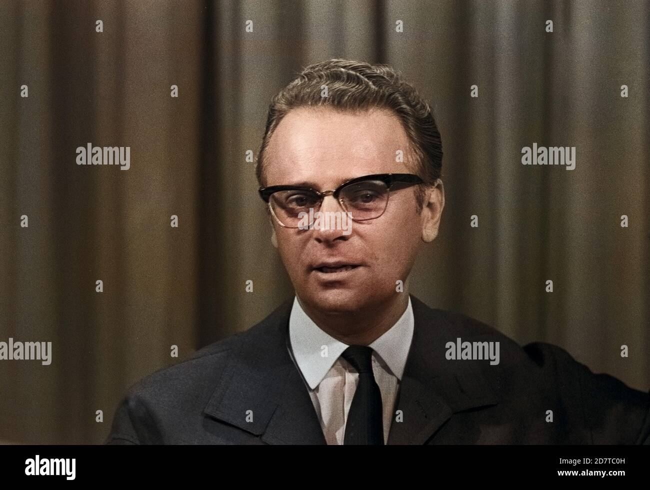 Ephraim Kishon, israelischer Satiriker, in Hamburg, Deutschland um 1965. Israelische Satiriker Ephraim Kishon in Hamburg, Deutschland um 1965. Stockfoto