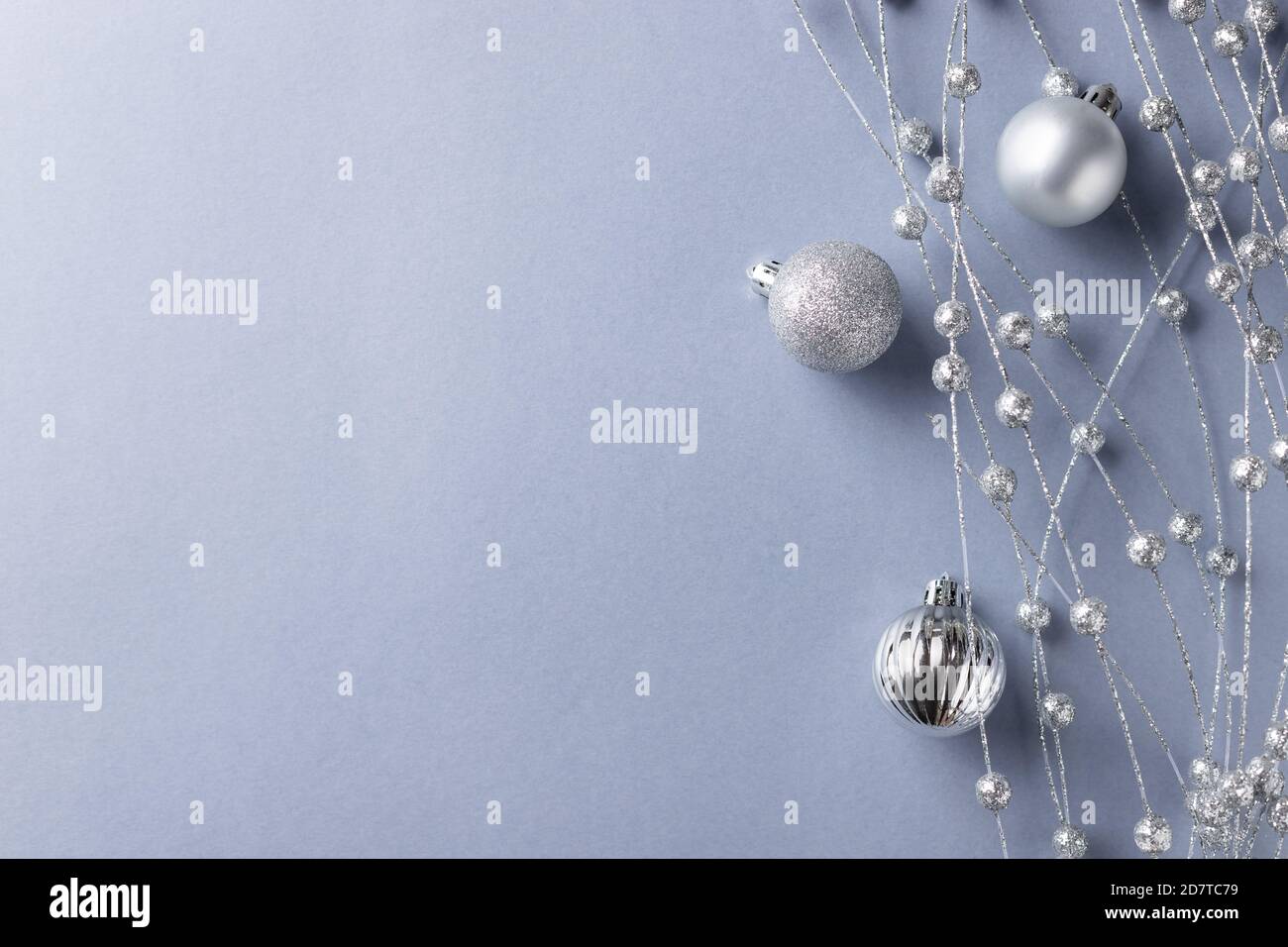 Weihnachten flach lag Hintergrund mit silbernen Dekorationen auf blauem Hintergrund. Stockfoto