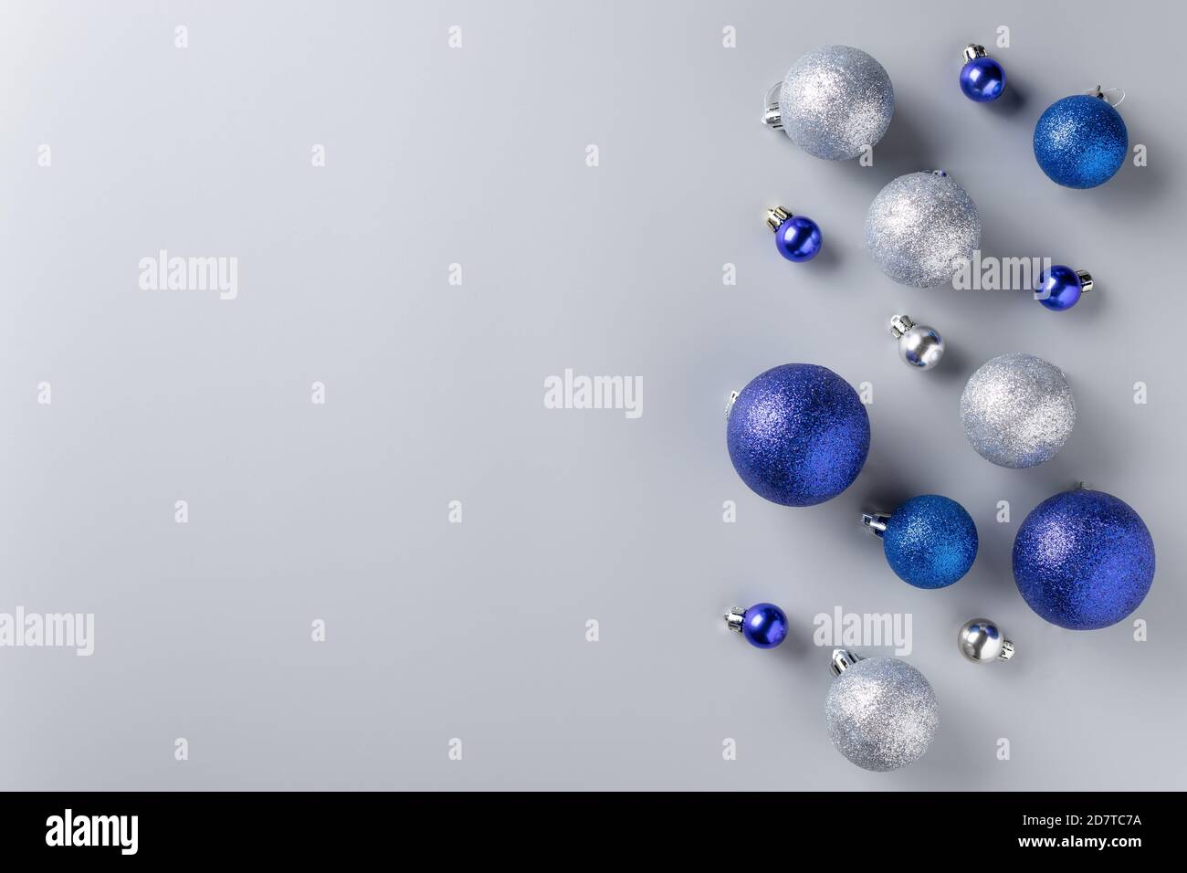 Weihnachten flach lag Hintergrund mit silbernen und blauen Dekorationen auf grauem Hintergrund. Stockfoto