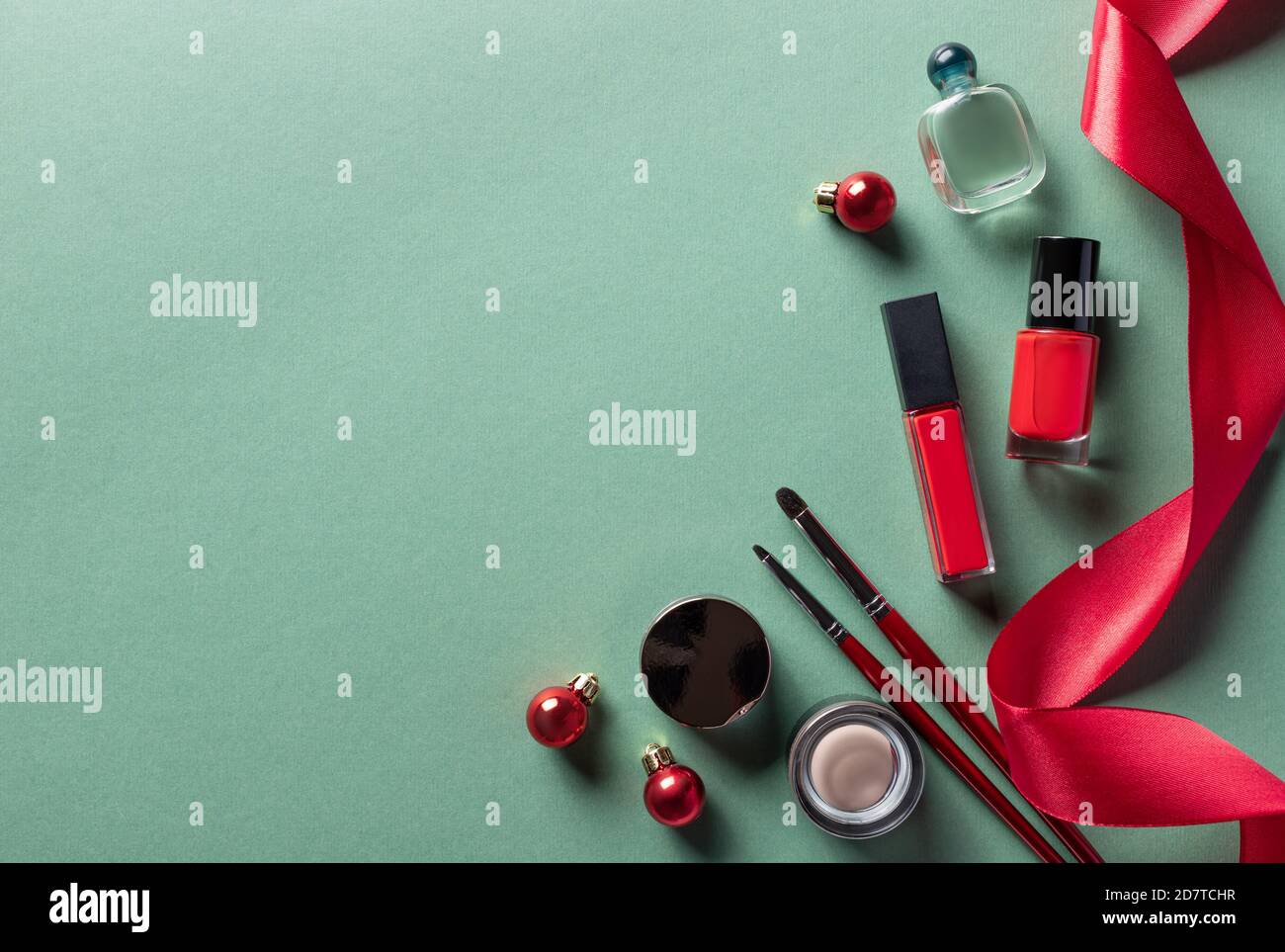 Frau flach Lay Make-up Hintergrund mit Kosmetik und Weihnachtsdekor. Stockfoto