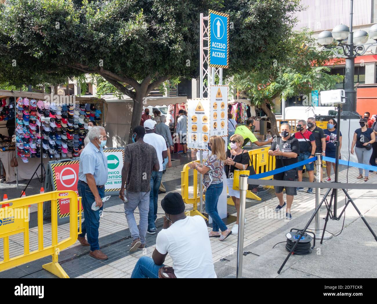 Las Palmas, Gran Canaria, Kanarische Inseln, Spanien. Oktober 2020. Temperaturkontrollen und Gelspender am Eingang zum Sonntagsmarkt in Las Palmas auf Gran Canaria, da Touristen nach der Nachricht zurückkehren, dass sich Briten, die von den Kanarischen Inseln zurückkehren, nicht mehr selbst isolieren müssen.die spanische Regierung kündigte heute Mittag, Sonntag, 25. Oktober, Dass es einen weiteren bundesweiten Alarmzustand implementiert. Um Covid 19 zu bekämpfen. Wie sich das auf die Kanarischen Inseln auswirken wird, ist noch unklar. Kredit: Alan Dawson/Alamy Live Nachrichten. Stockfoto