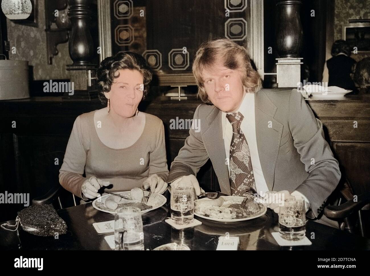 Howard Carpendale mit Schauspielerin Magda Schneider beim Essen, Deutschland um 1979. Der südafrikanische Sänger Howard Carpendale und die Schauspielerin Magda Schneider haben um 1979 zu Abend gegessen. Stockfoto