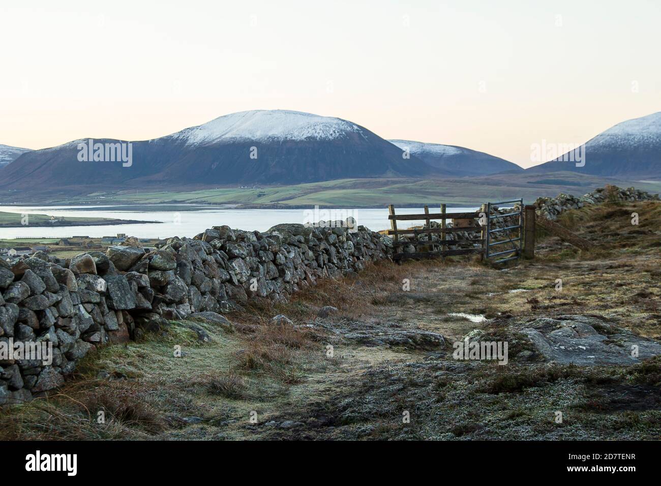 Wintermorgen auf der Spitze des Hügels oberhalb von Stromness Stadt auf den Orkney Inseln Stockfoto