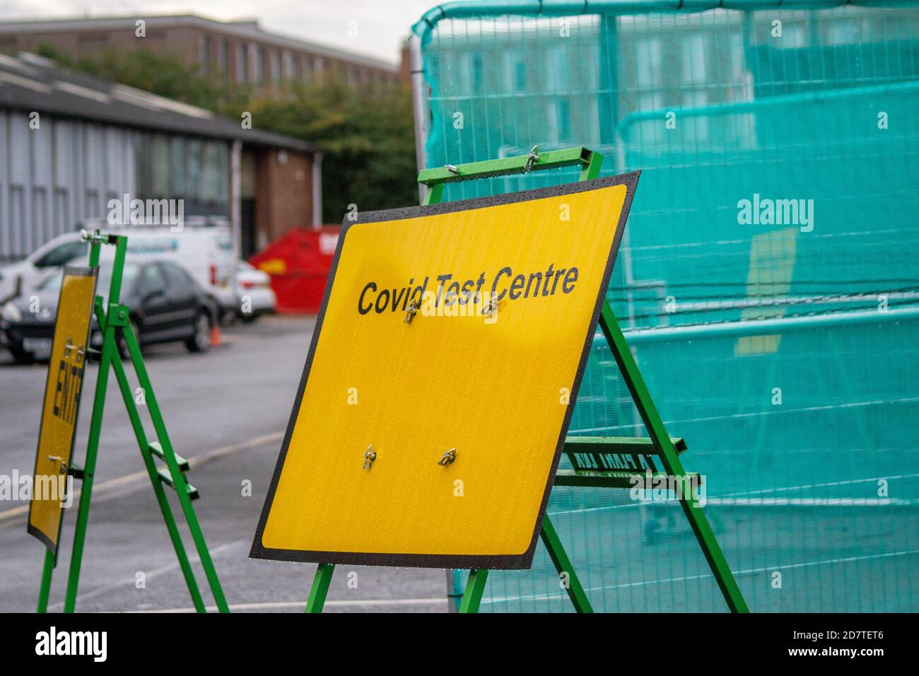 Yellow Covid Test Center Schilder in Leamington Spa, Warwickshire, Großbritannien Stockfoto