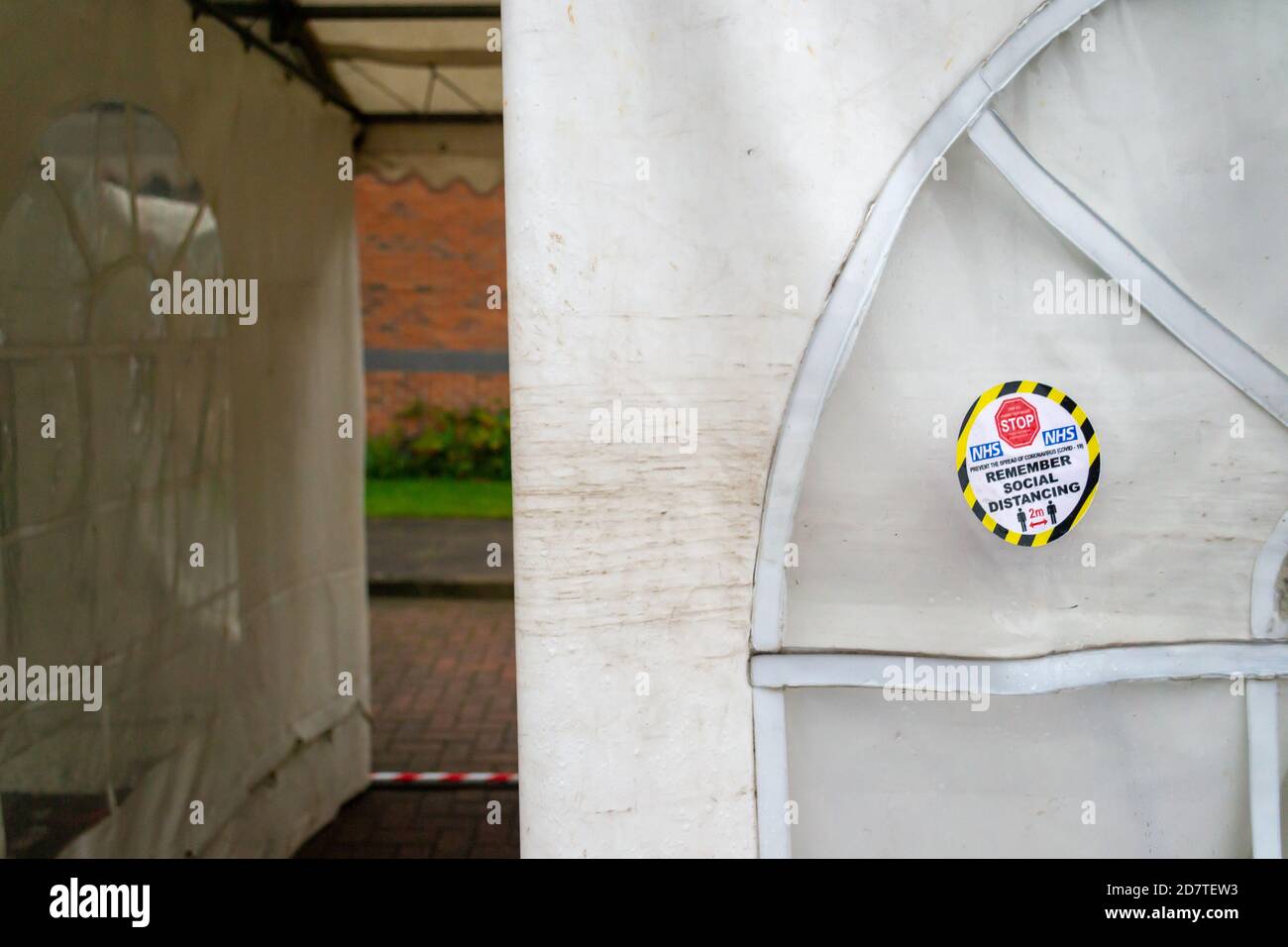 Stop, Remember Social Distancing Aufkleber auf weißem Zelt außerhalb eines Covid Testzentrums Stockfoto