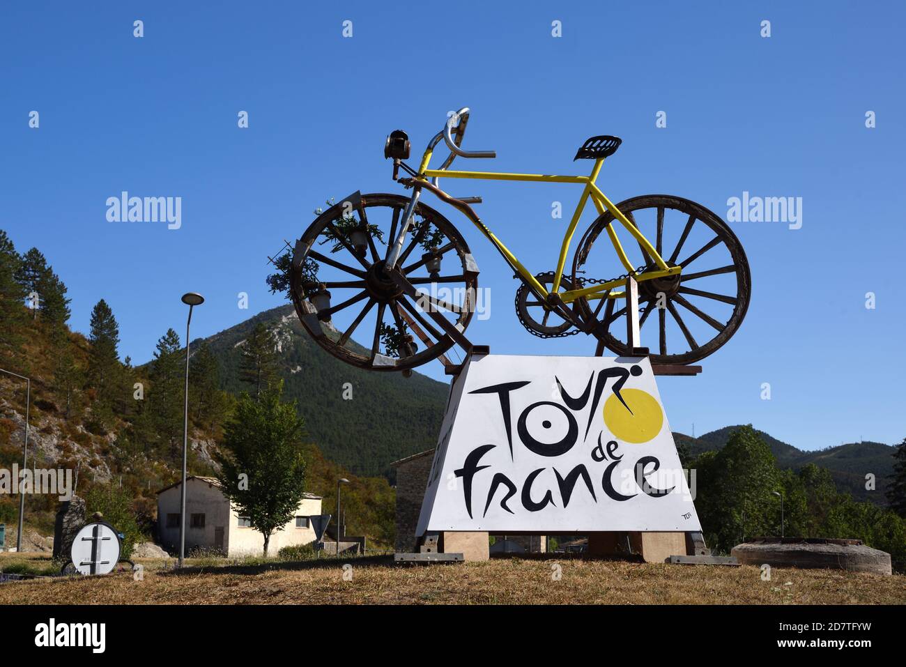 Straßenwerbung für das Radrennen Tour de France und Rennrad Stockfoto