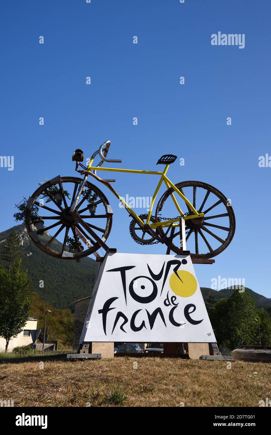 Straßenwerbung für das Radrennen Tour de France und Rennrad Stockfoto