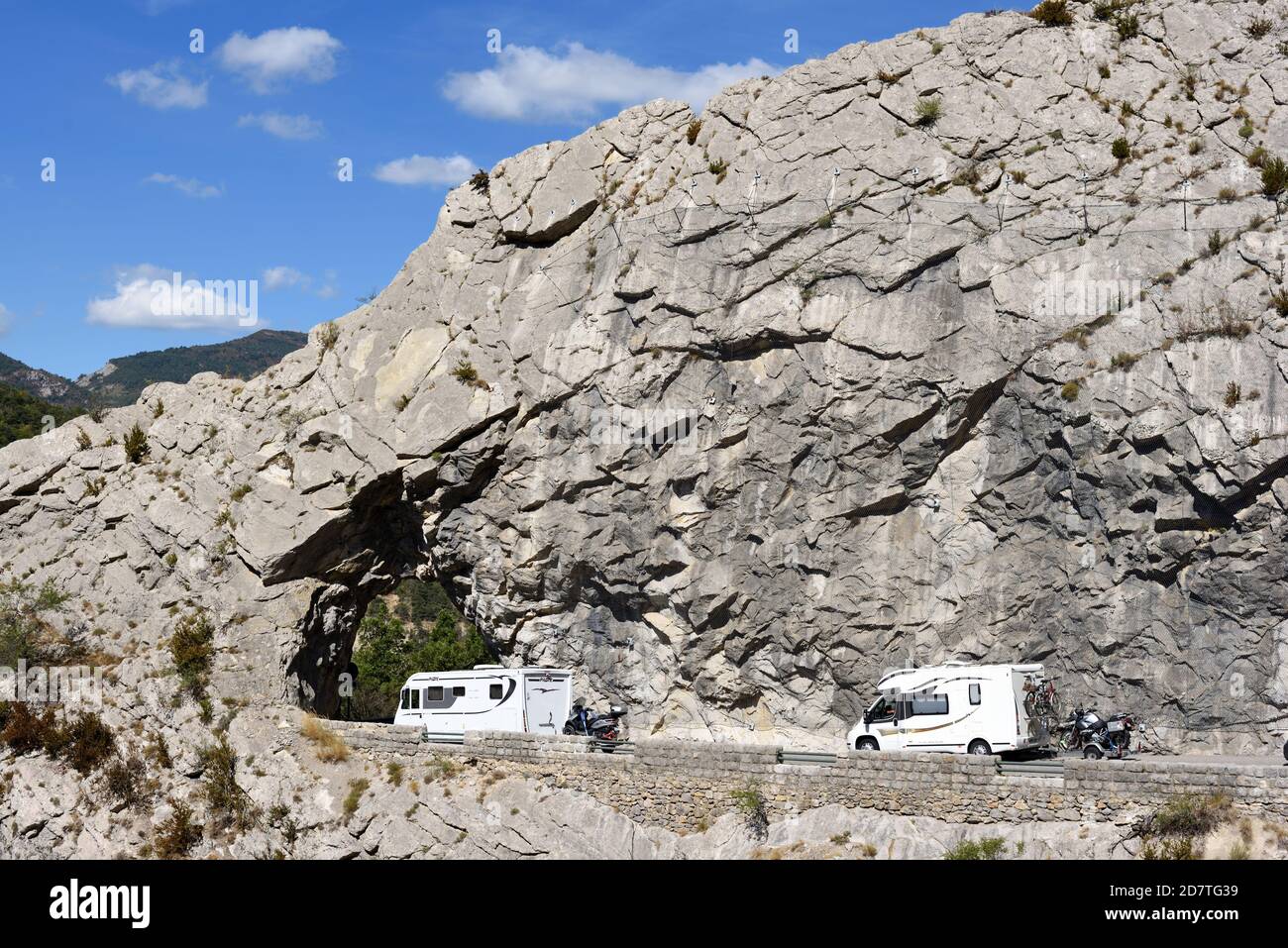 Paar Camping Autos, Freizeitfahrzeuge, Camper Vans, Camper Vans, Camper oder Wohnwagen auf der schmalen Bergstraße in Französisch Alpen Frankreich Stockfoto