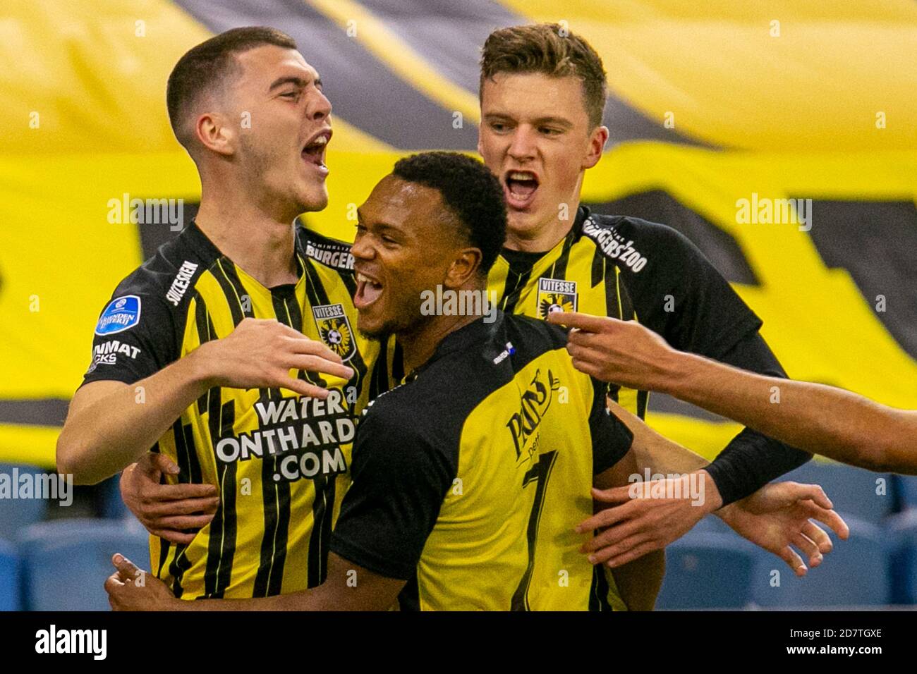 Arnhem, Niederlande. Oktober 2020. ARNHEM, Stadion Gelredome, 25-10-2020, Saison 2020/2021, Niederländische Eredivisie. Vitesse-Spieler Jacob Rasmussen (L) feiert das Tor erzielte 1-0 mit Vitesse-Spieler Lois Openda (M) Vitesse-Spieler Daan Huisman (r) während des Spiels Vitesse - PSV Credit: Pro Shots/Alamy Live News Stockfoto