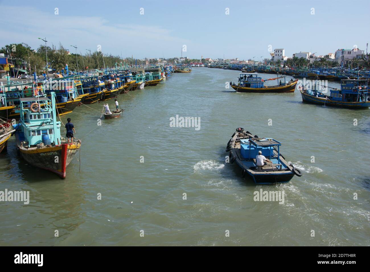 Boote in den Nha Trang Farben verankert und arbeiten am Phan Thiet Fischerhafen. Stockfoto