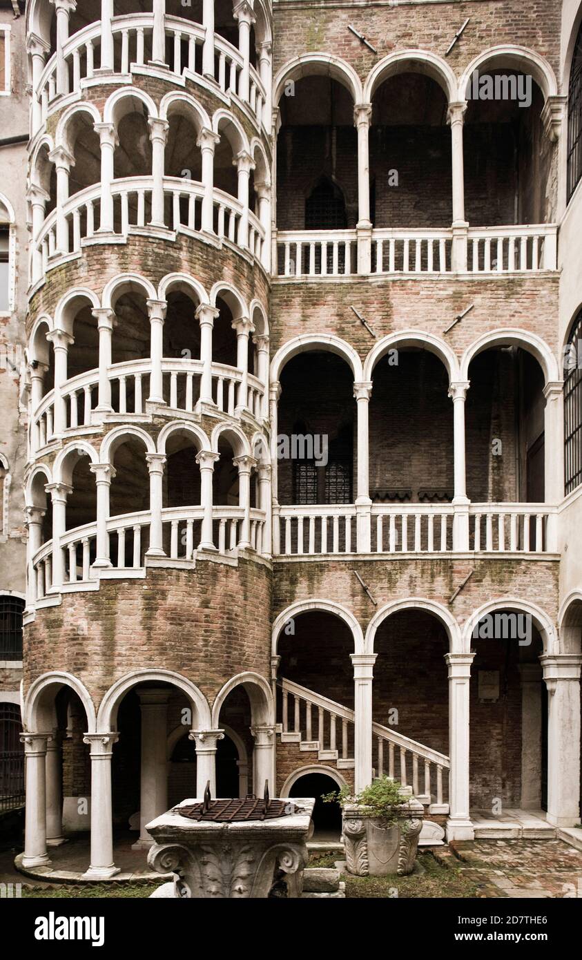 Wendeltreppe und Arkaden, Palazzo Contarini del Bovolo, Venedig, Italien Stockfoto