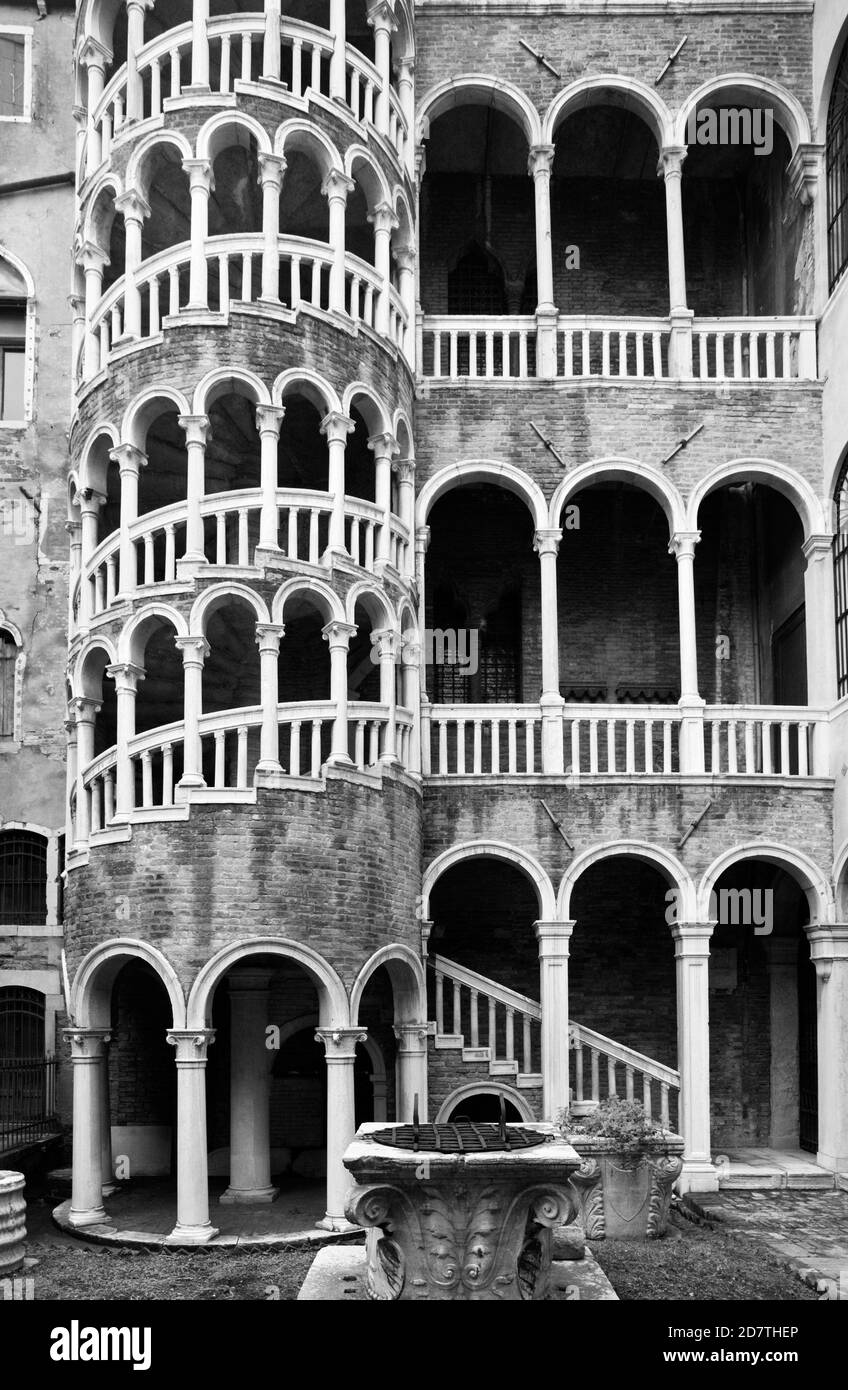 Wendeltreppe und Arkaden, Palazzo Contarini del Bovolo, Venedig, Italien Stockfoto