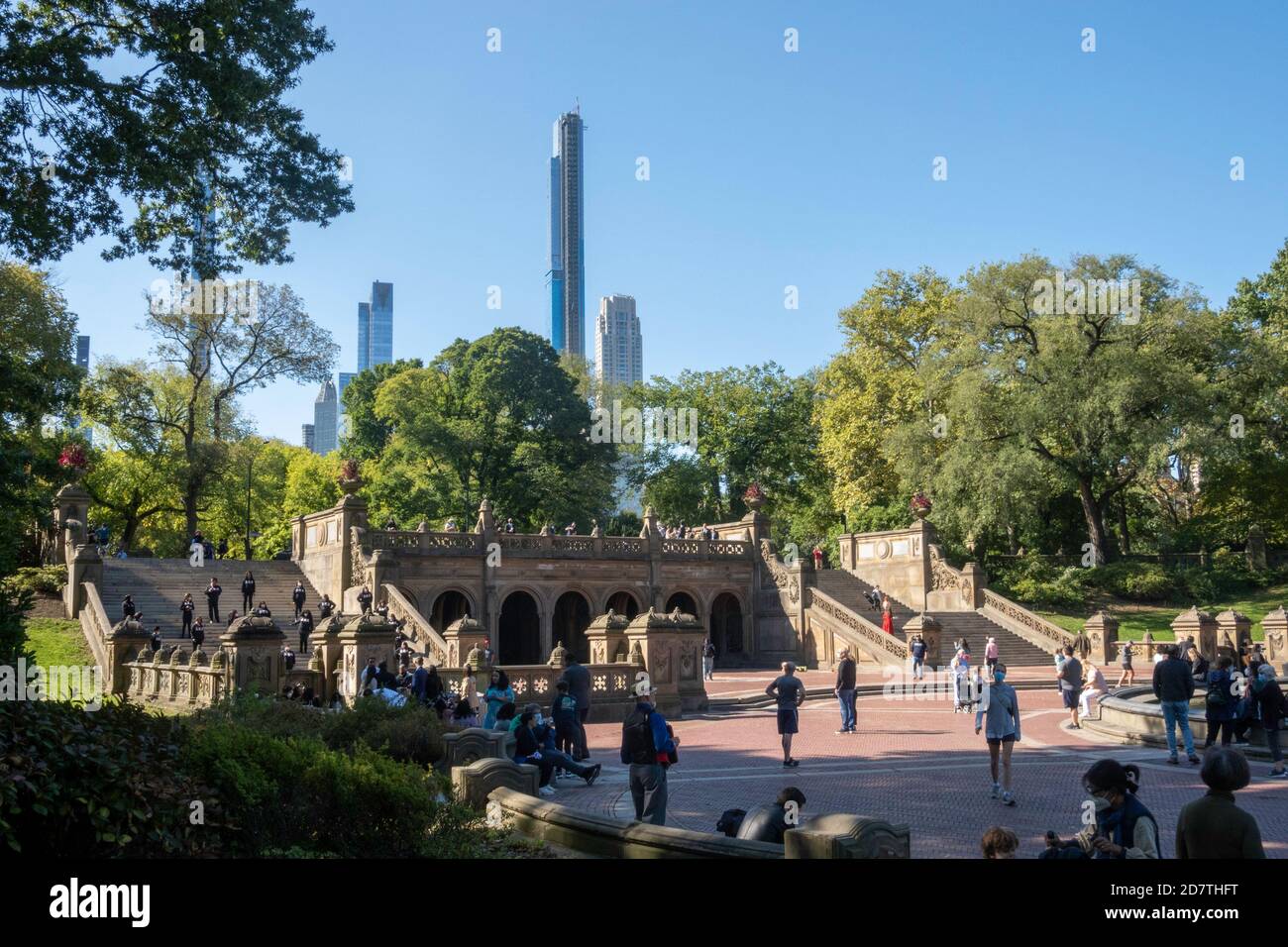 Supertalls Wolkenkratzer in Midtown Manhattan sind von der Bethesda Terrace im Central Park, New York City, USA zu sehen Stockfoto