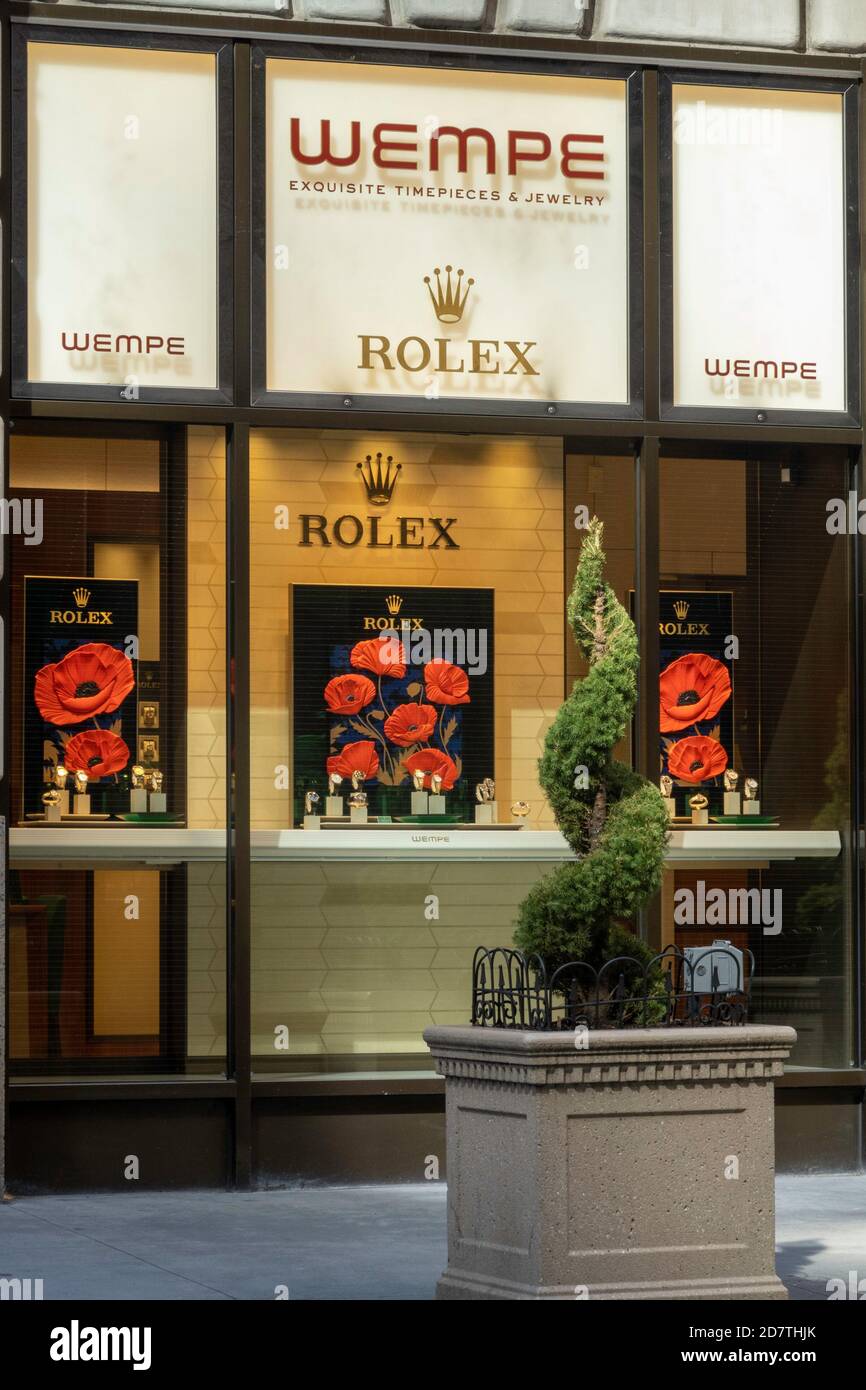 Der Wempe Store auf der Fifth Avenue hat farbenfrohe Rolex Schaufensterauslagen, New York City, USA Stockfoto