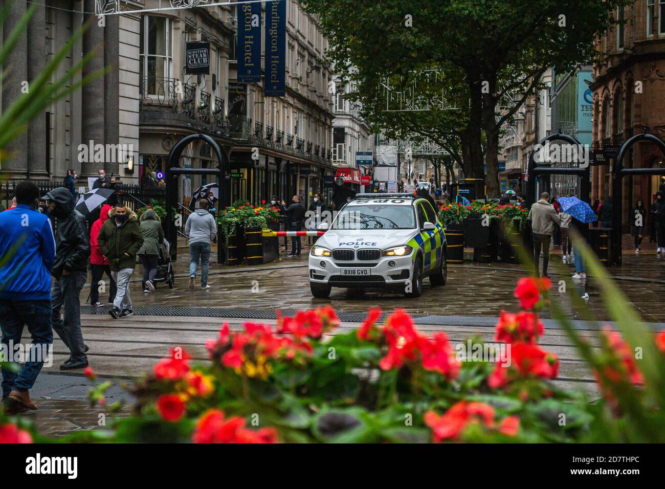 BMW Polizeiauto Großbritannien unter einer Stadt Menschenmenge, High Street, New Street, Birmingham, Großbritannien Stockfoto