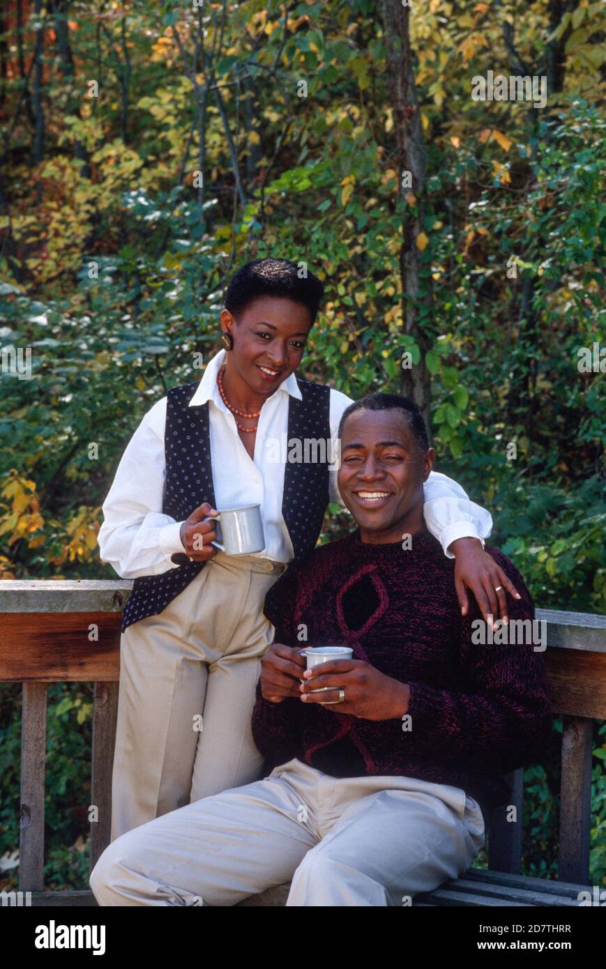 Afroamerikanisches Paar genießt Kaffee auf ihrem Deck, Vereinigte Staaten Stockfoto