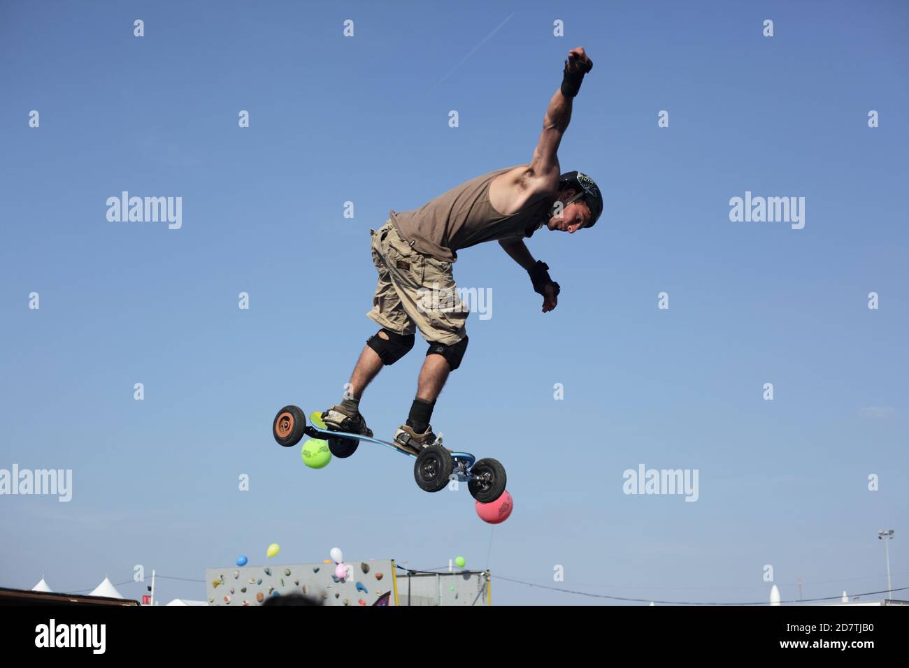 Skateboarder Shows mit Figur springen während des Festes der Menschheit in Paris, 2014 Stockfoto