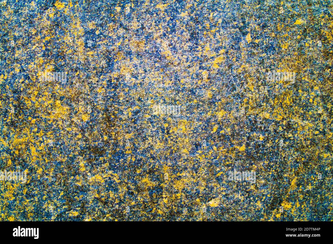 Granit Wand Hintergrund Mit Goldenen Steinen. Marmor Grunge Textur Muster. Steinwandoberfläche Stockfoto