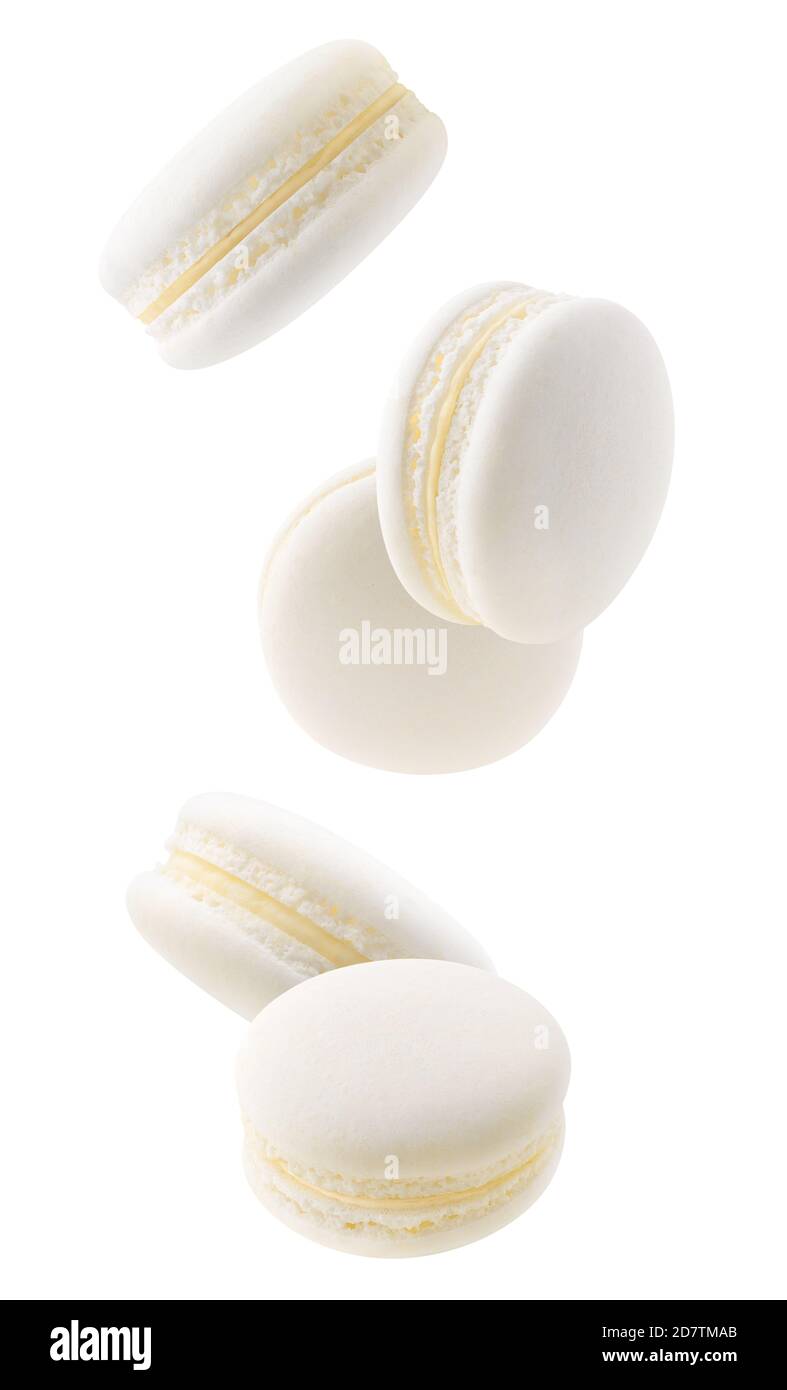 Isolierte weiße Makronen. Fünf Vanillemakronen fallen auf weißem Hintergrund Stockfoto