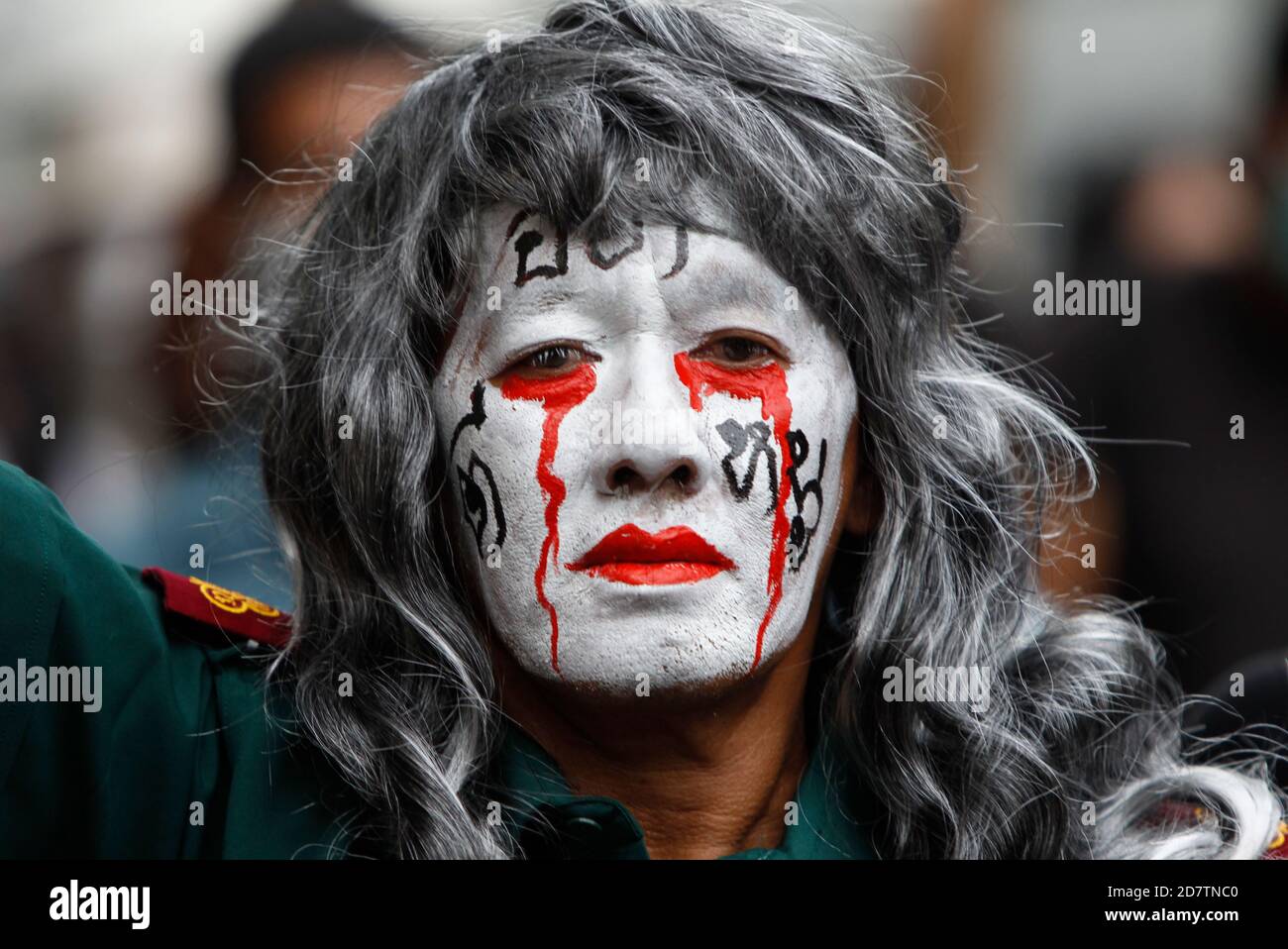 Während der Demonstration an der Kreuzung Ratchaprasong ist ein prodemokratischer Protestler zu sehen.Tausende regierungsfeindliche Demonstranten versammelten sich am Sonntag an der Kreuzung Ratchaprasong, nachdem Premierminister Prayut Chan-o-cha sich geweigert hatte, die Frist der Demonstranten am Samstag einzuhalten, um den Premierminister zu entsagen, bevor das Parlament eine Sondersitzung zur Lösung des politischen Konflikts abhält. Stockfoto