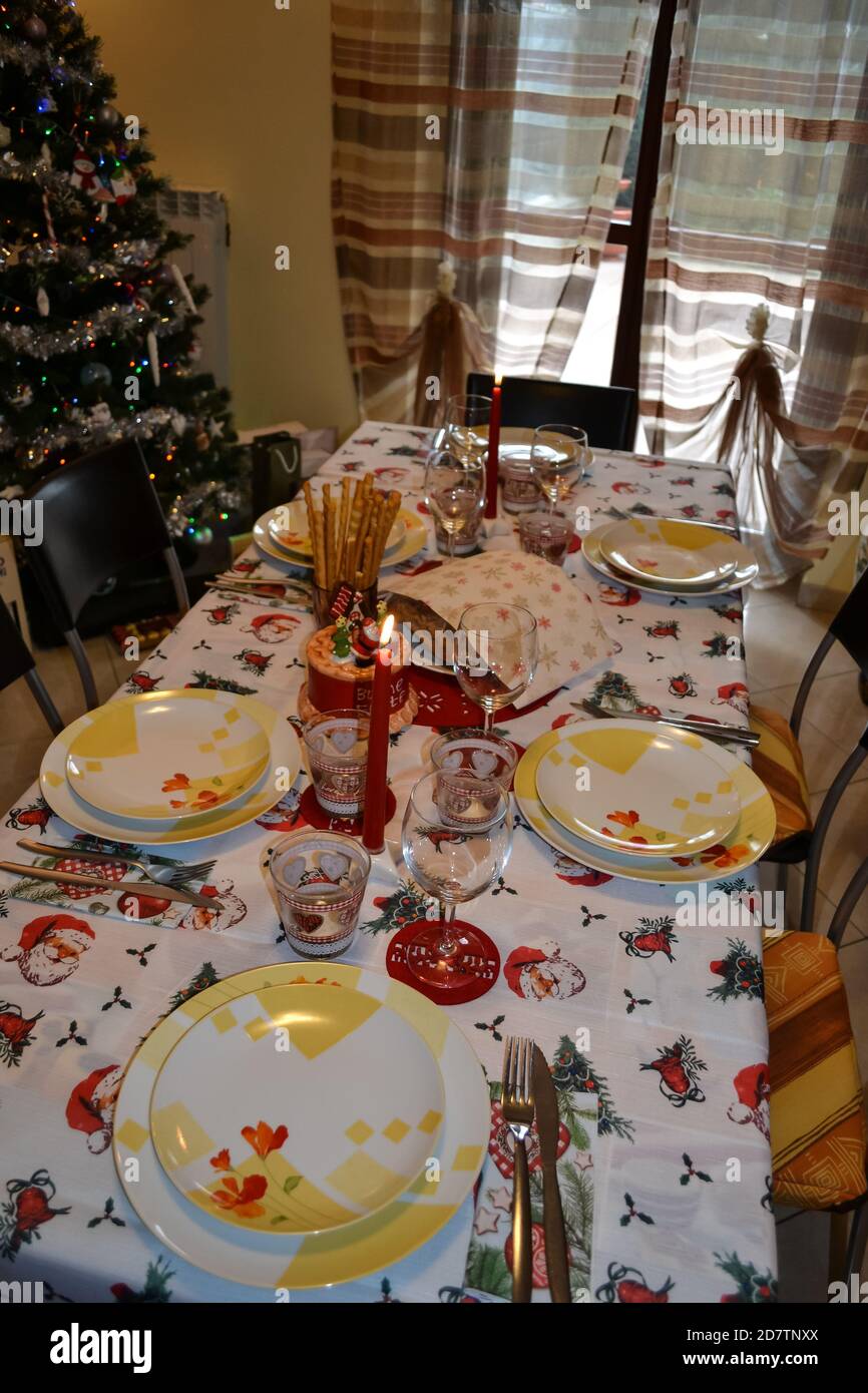 Geprägter Tisch für das Mittagessen am Weihnachtstag in einer typisch italienischen Familie. Stockfoto