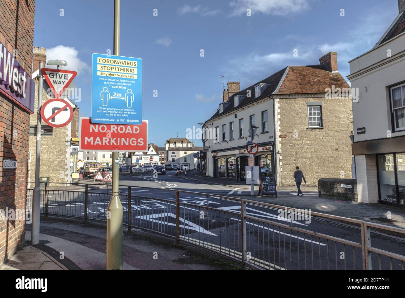Soziale Distanzierungsschilder in Bicester Stadtzentrum, Oxfordshire, Großbritannien angezeigt Stockfoto