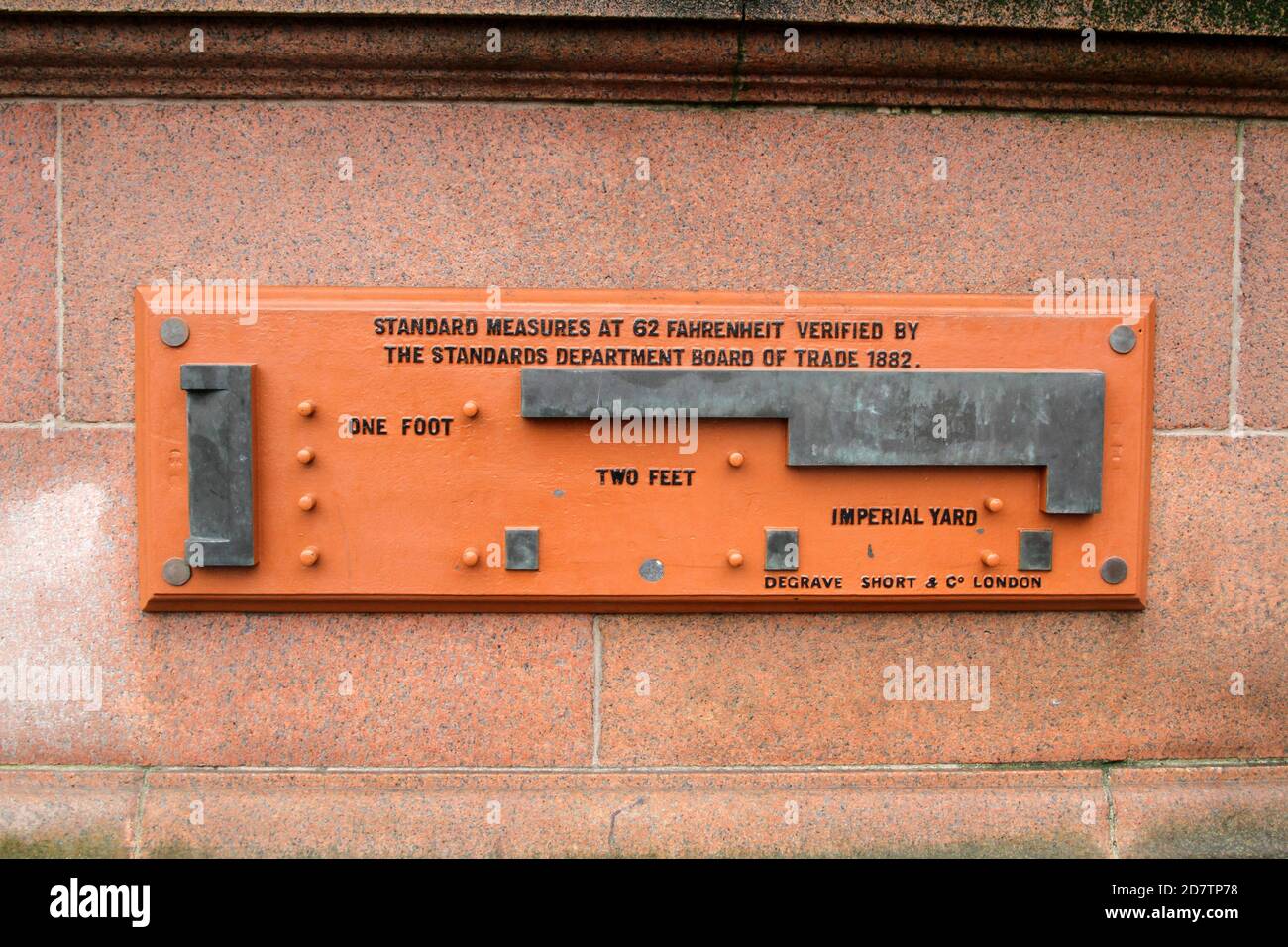 City Chambers, George Square, Glasgow., Schottland Großbritannien. Glasgow Standardmaße an der Wand der Stadtkammern. Ein übliches Merkmal des Gebäudes. Schild liest Standard des Imperial Linear Measure, Platz an der Wand und einen Verbindungsweg von der City of Glasgow 1882 Stockfoto