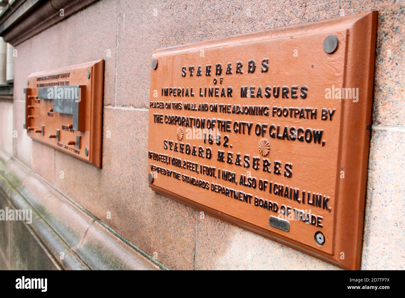 City Chambers, George Square, Glasgow., Schottland Großbritannien. Glasgow Standardmaße an der Wand der Stadtkammern. Ein übliches Merkmal des Gebäudes. Schild liest Standard des Imperial Linear Measure, Platz an der Wand und einen Verbindungsweg von der City of Glasgow 1882 Stockfoto