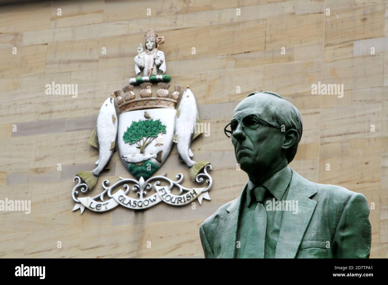 Glasgow, Schottland, Großbritannien. Statue des ersten Ministers Donald Dewar vor der Royal Concert Hall in Schottland.Glasgow, Buchanan Street.Statue von Donald Dewar am nördlichen Ende der Buchanan Street. Donald Dewar ein schottischer Politiker. Als Mitglied der Labour Party vertrat er Schottland 1966–1970 und dann ab 1978 im britischen Parlament. Bis zu seinem Tod 2000 war er Schottlands erster Minister. Seine Bronzestatue überblickt die Buchanan Street, eine der schönsten Durchgangsstraßen der Stadt, und steht auf den Stufen der Royal Concert Hall. Die Statue wurde am 7. Mai 2002 enthüllt. Stockfoto