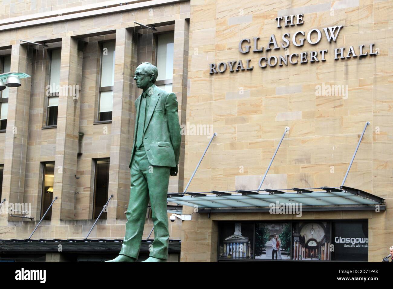 Glasgow, Schottland, Großbritannien. Statue des ersten Ministers Donald Dewar vor der Royal Concert Hall in Schottland.Glasgow, Buchanan Street.Statue von Donald Dewar am nördlichen Ende der Buchanan Street. Donald Dewar ein schottischer Politiker. Als Mitglied der Labour Party vertrat er Schottland 1966–1970 und dann ab 1978 im britischen Parlament. Bis zu seinem Tod 2000 war er Schottlands erster Minister. Seine Bronzestatue überblickt die Buchanan Street, eine der schönsten Durchgangsstraßen der Stadt, und steht auf den Stufen der Royal Concert Hall. Die Statue wurde am 7. Mai 2002 enthüllt. Stockfoto