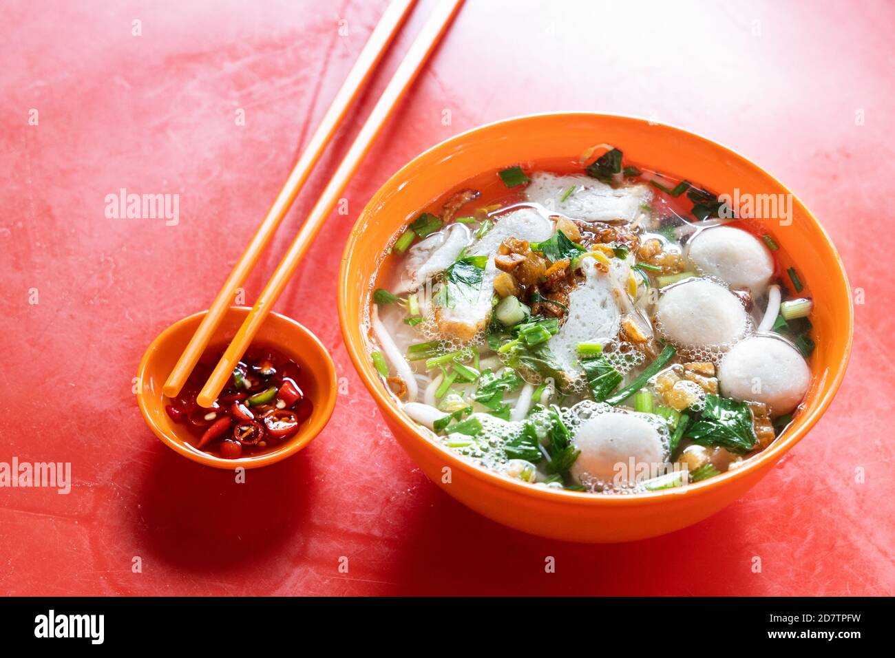 Einfache chinesische Fischkugelnudelsuppe in einer Schüssel serviert Stockfoto
