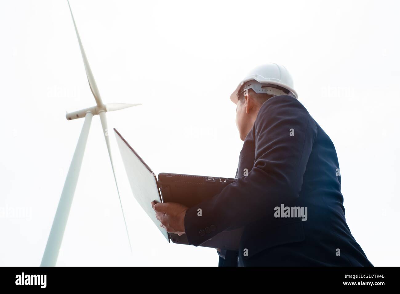 Ingenieure Windmühlen arbeiten an Laptop mit der Windturbine Im Hintergrund Stockfoto