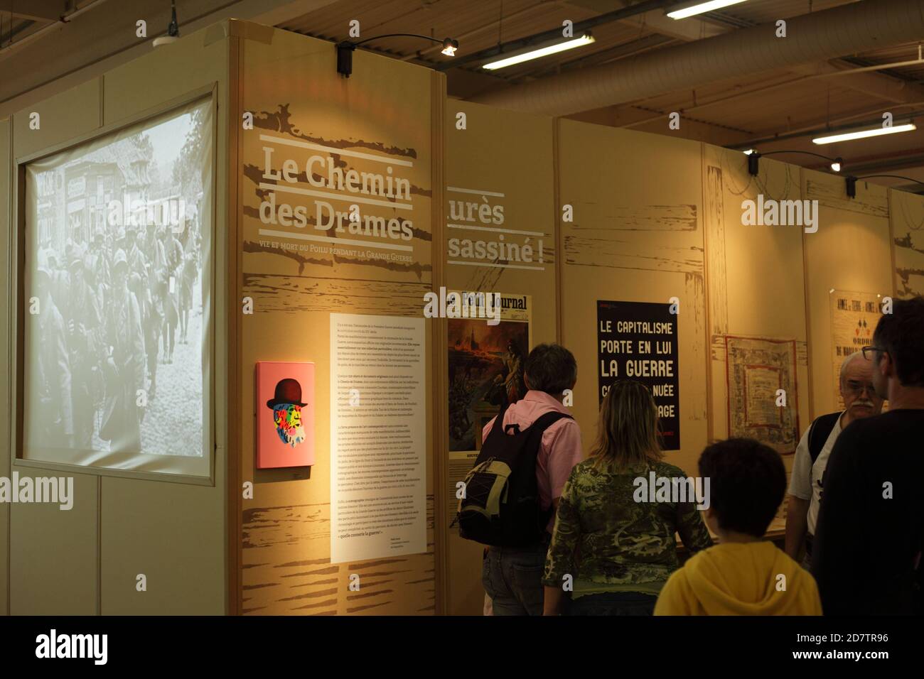 Die haarigen Menschen der Ausstellung des 1. Weltkrieges während des Festes der Menschheit in Paris : 13. september 2014 Stockfoto