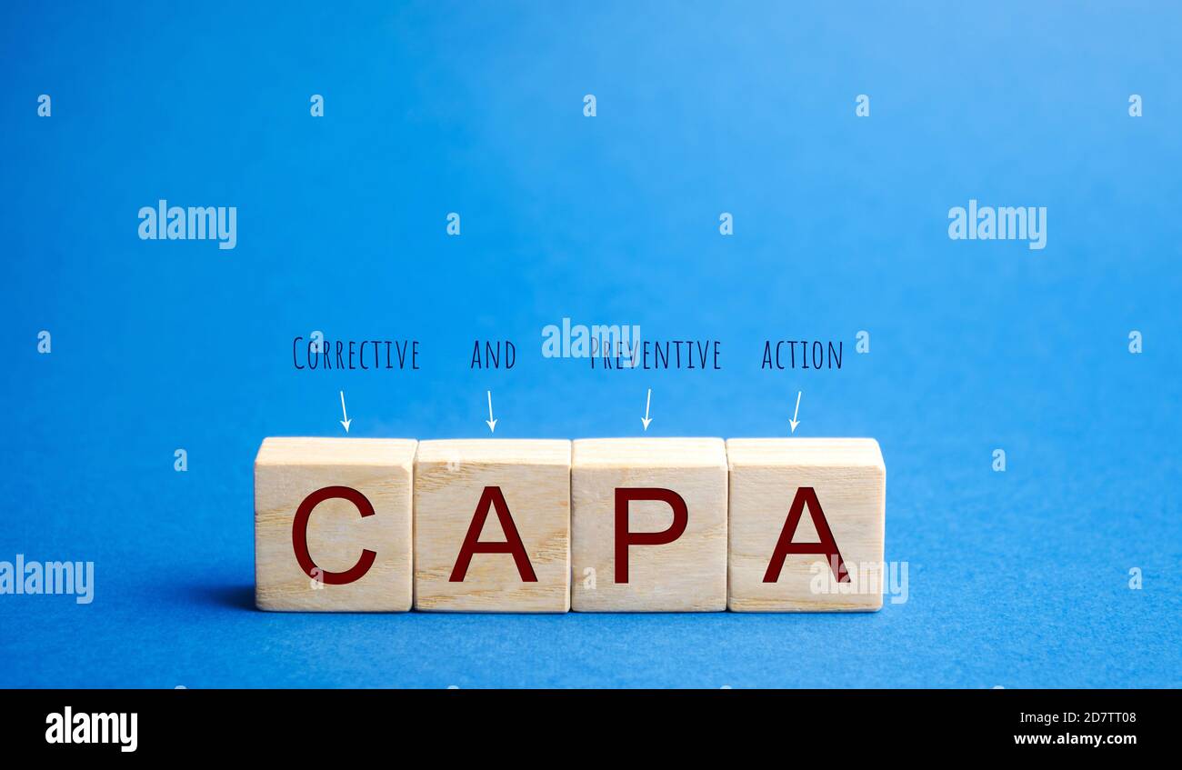 Holzblöcke mit dem Wort CAPA. Korrektur- und Vorbeugemaßnahmen. Geschäftsführungskonzept. Strategie und Effizienz. Verbesserung der Organisation Stockfoto