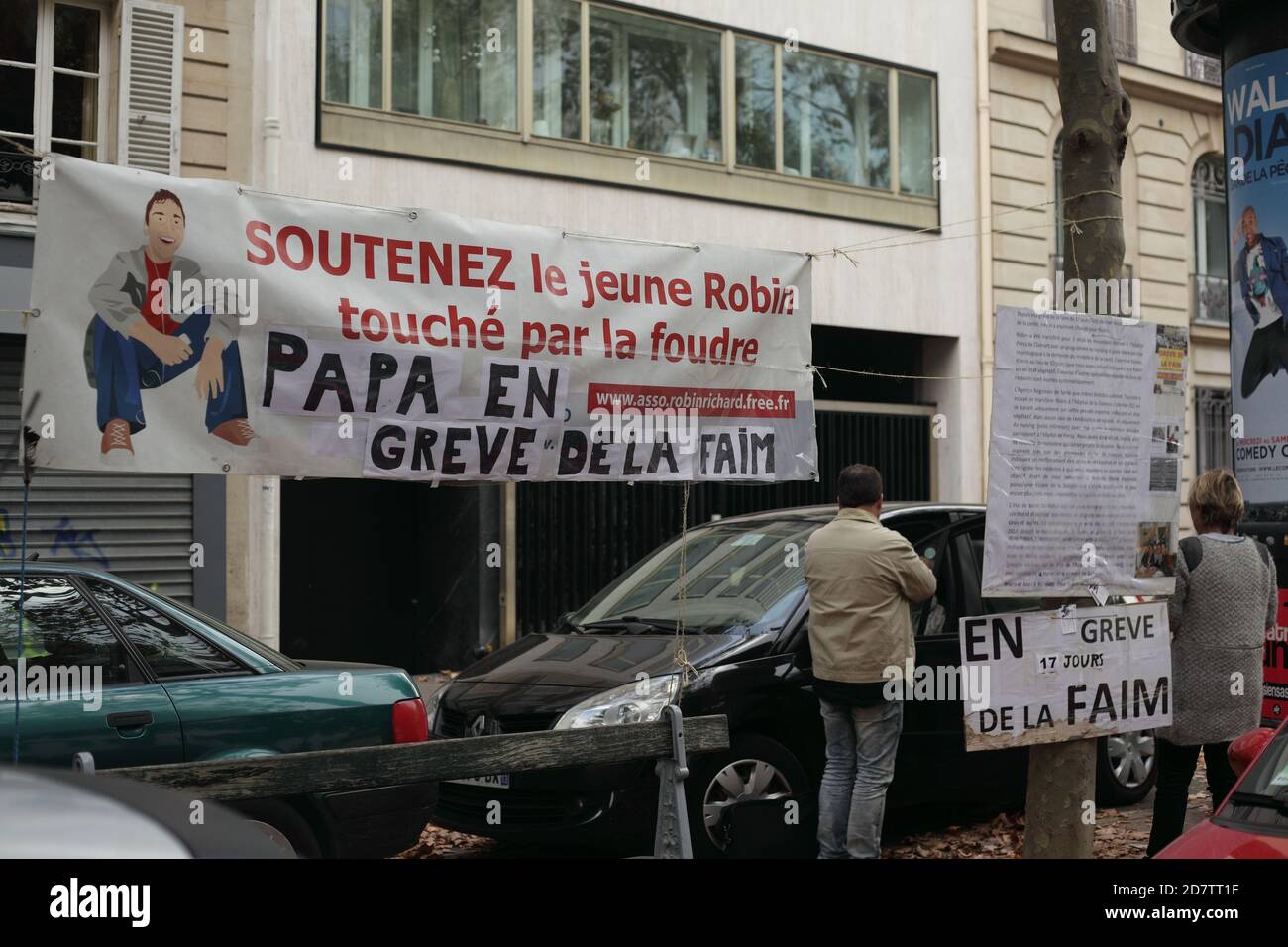 Bericht über den Hungerstreik vor dem Ministerium Von Gesundheit in Paris von Bruno Richard für seinen Sohn Robin schlug nieder und ohne Sorge Stockfoto