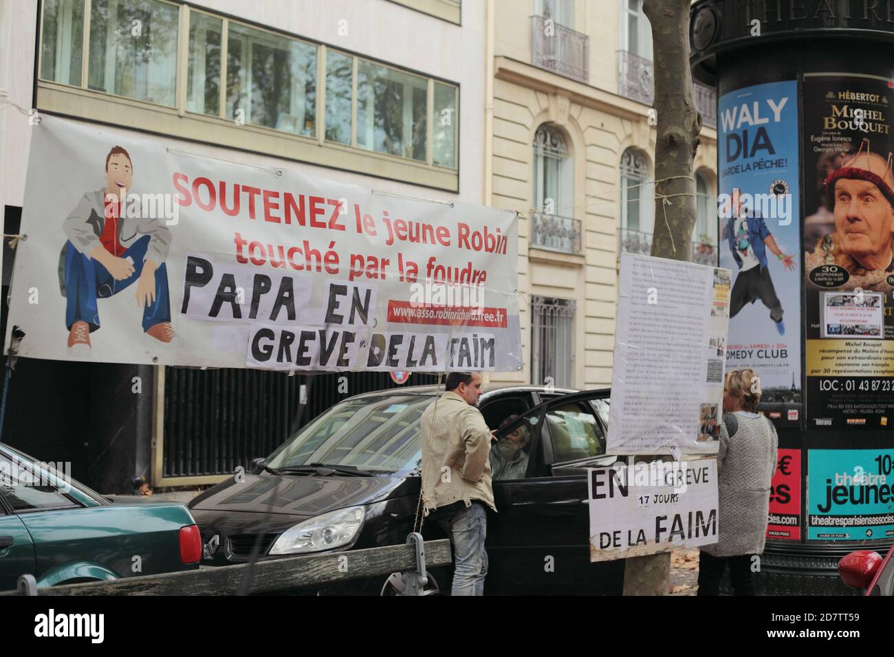 Bericht über den Hungerstreik vor dem Ministerium Von Gesundheit in Paris von Bruno Richard für seinen Sohn Robin schlug nieder und ohne Sorge Stockfoto