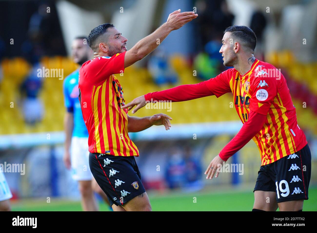 Ciro Vigorito Stadium, benevento, Italien, 25 Oct 2020, Gianluca Caprari ( Benevento ) Proteste während Benevento Calcio gegen SSC Napoli, Italienische Fußball Serie A Spiel - Credit: LM/Renato Olimpio/Alamy Live News Stockfoto