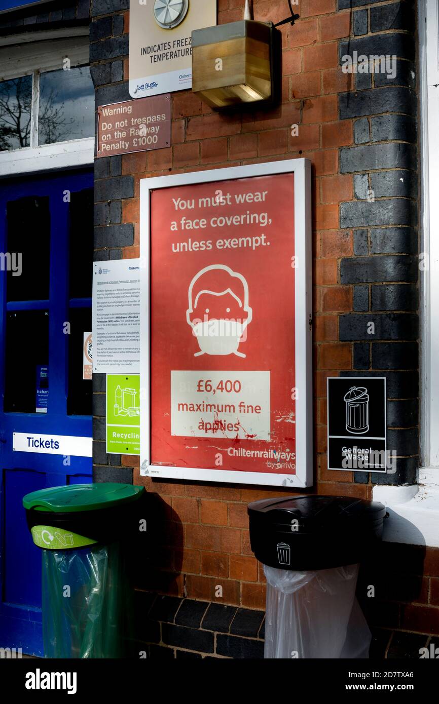 Tragen Sie ein Warnplakat mit Gesichtsmaske während der Pandemie von Covid-19, Warwick Railway Station, Warwickshire, England, Großbritannien Stockfoto