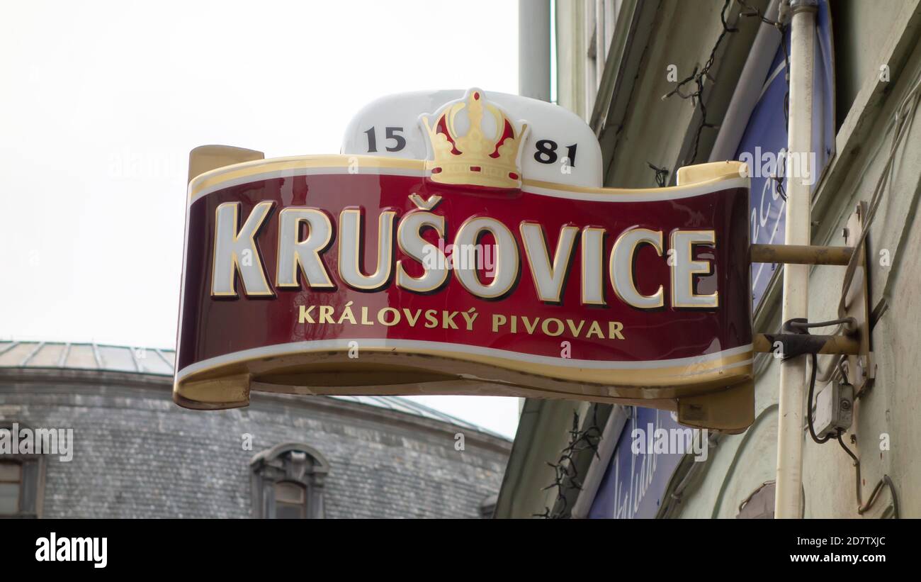Prag, Tschechische Republik - 23. Dez 2015: Krusovice-Logo in Prag. Krusovice ist eine tschechische Marke für helles Lagerbier. Stockfoto