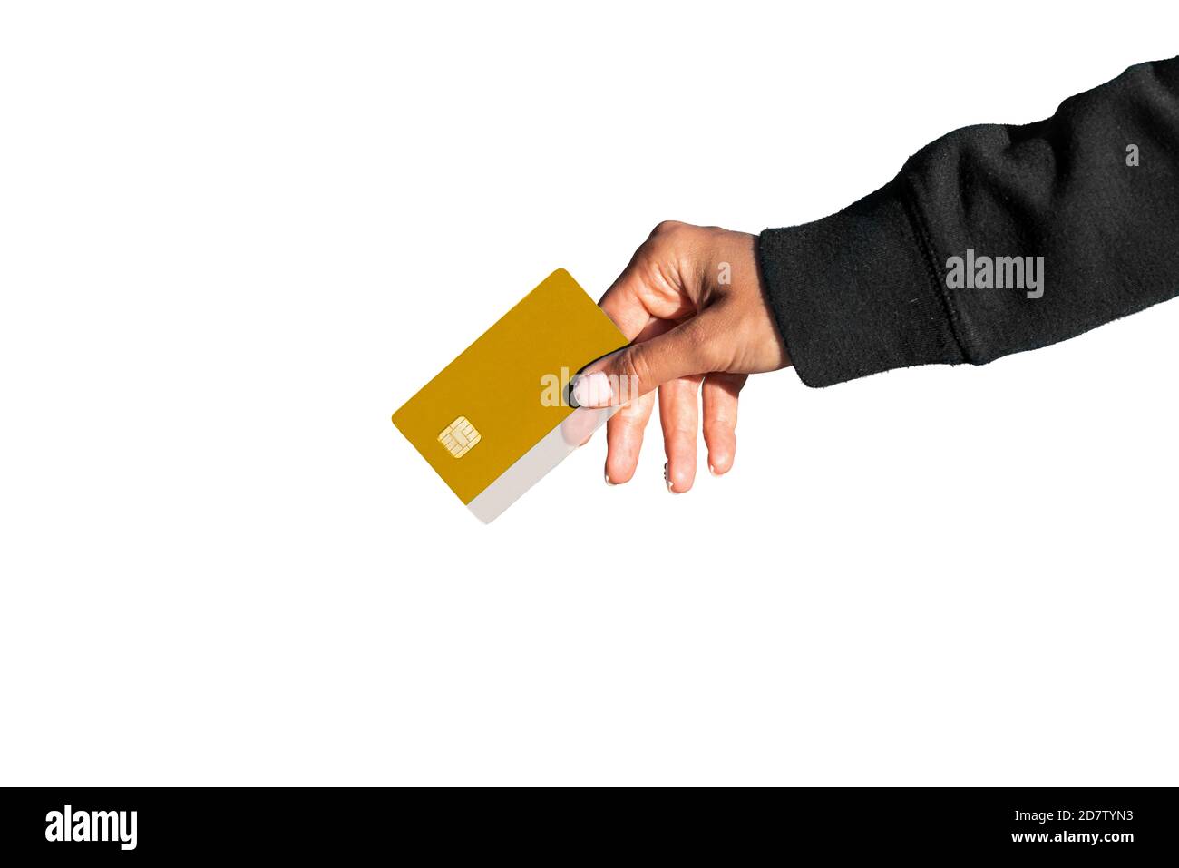 Nahaufnahme einer Hand mit goldener Kredit- oder Debitkarte. Kreditkartenblatt auf weißem Hintergrund isoliert. Stockfoto