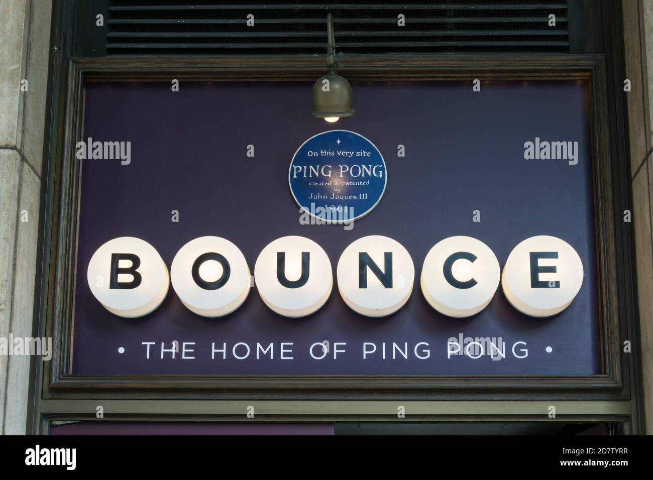 Blaue Plakette erinnert an die Erfindung des Ping Pong, auf Bounce Social Ping Pong Club. Stockfoto