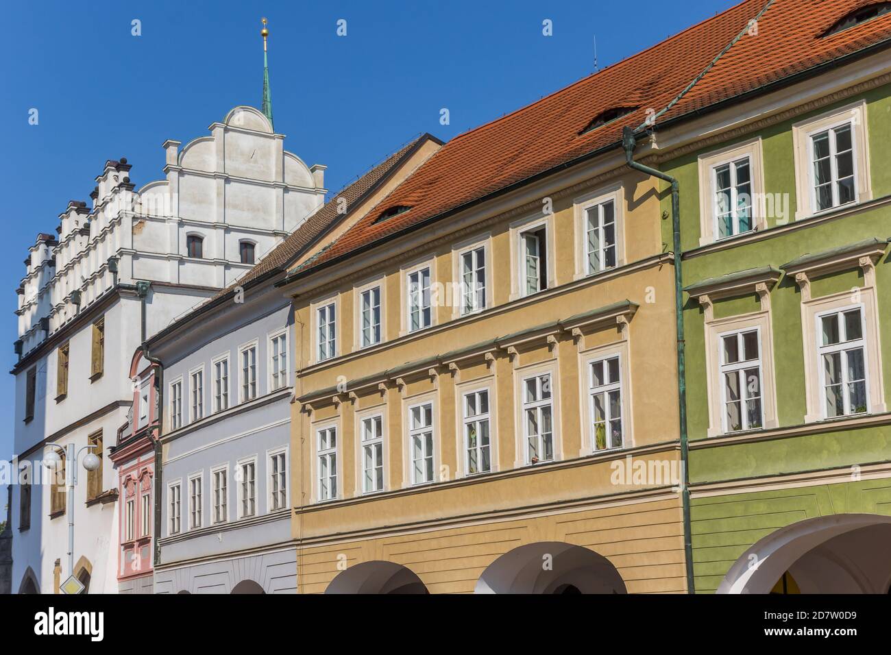 Bunte Häuser und Rathaus in Litomerice, Tschechische Republik Stockfoto
