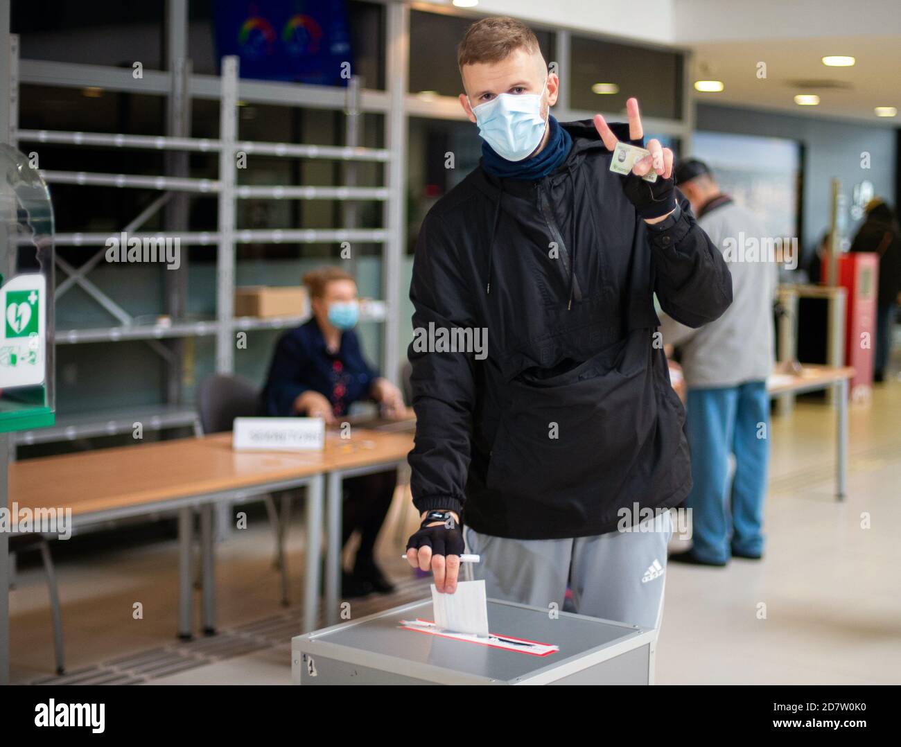 Vilnius, Litauen. Oktober 2020. Ein Wähler wählt in einem Wahllokal für die Parlamentswahlen in Vilnius, Litauen, am 25. Oktober 2020. Litauen hat am Sonntag die zweite Runde der Parlamentswahlen abgehalten, um 68 Mitglieder des einkammerparlaments mit 141 Sitzen oder des Seimas zu wählen, dessen 73 weitere Mitglieder in der ersten Runde am 11. Oktober gewählt wurden. Quelle: Alfredas Pliadis/Xinhua/Alamy Live News Stockfoto