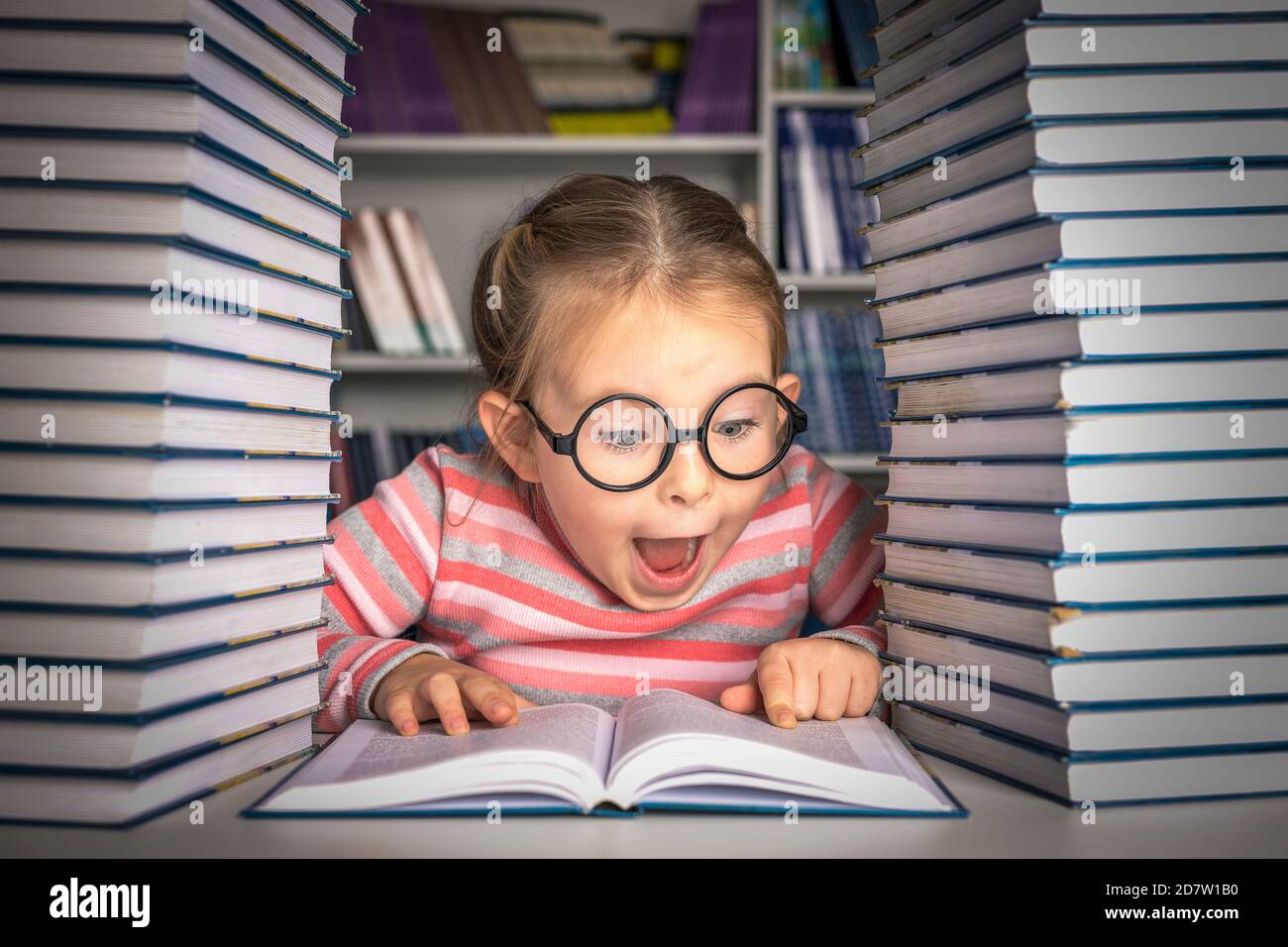 Bücher Die Man In Der Schule Liest Vorschulkinder kleines Mädchen liest ein Buch in der Bibliothek