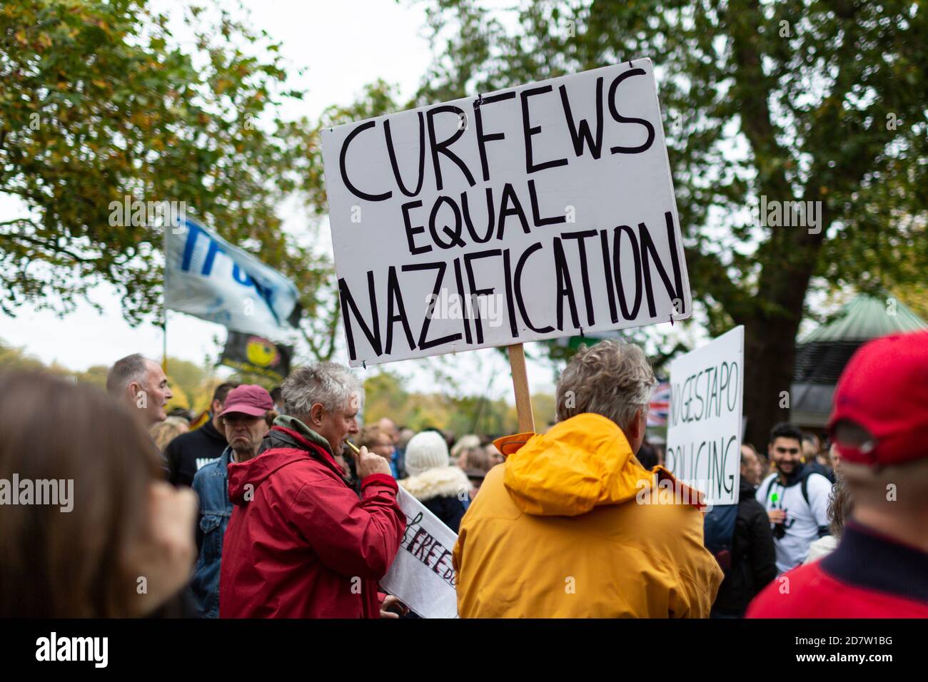 Protestierende mit Plakat während einer Anti-Lockdown-Kundgebung in London, 24. Oktober 2020 Stockfoto