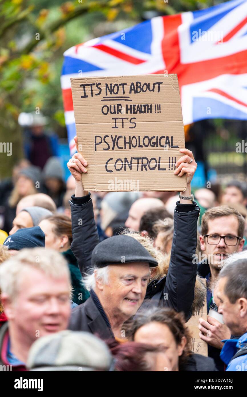 Ein Protestler hält ein Plakat über ihrem Kopf während einer Anti-Lockdown-Kundgebung in London am 24. Oktober 2020 Stockfoto