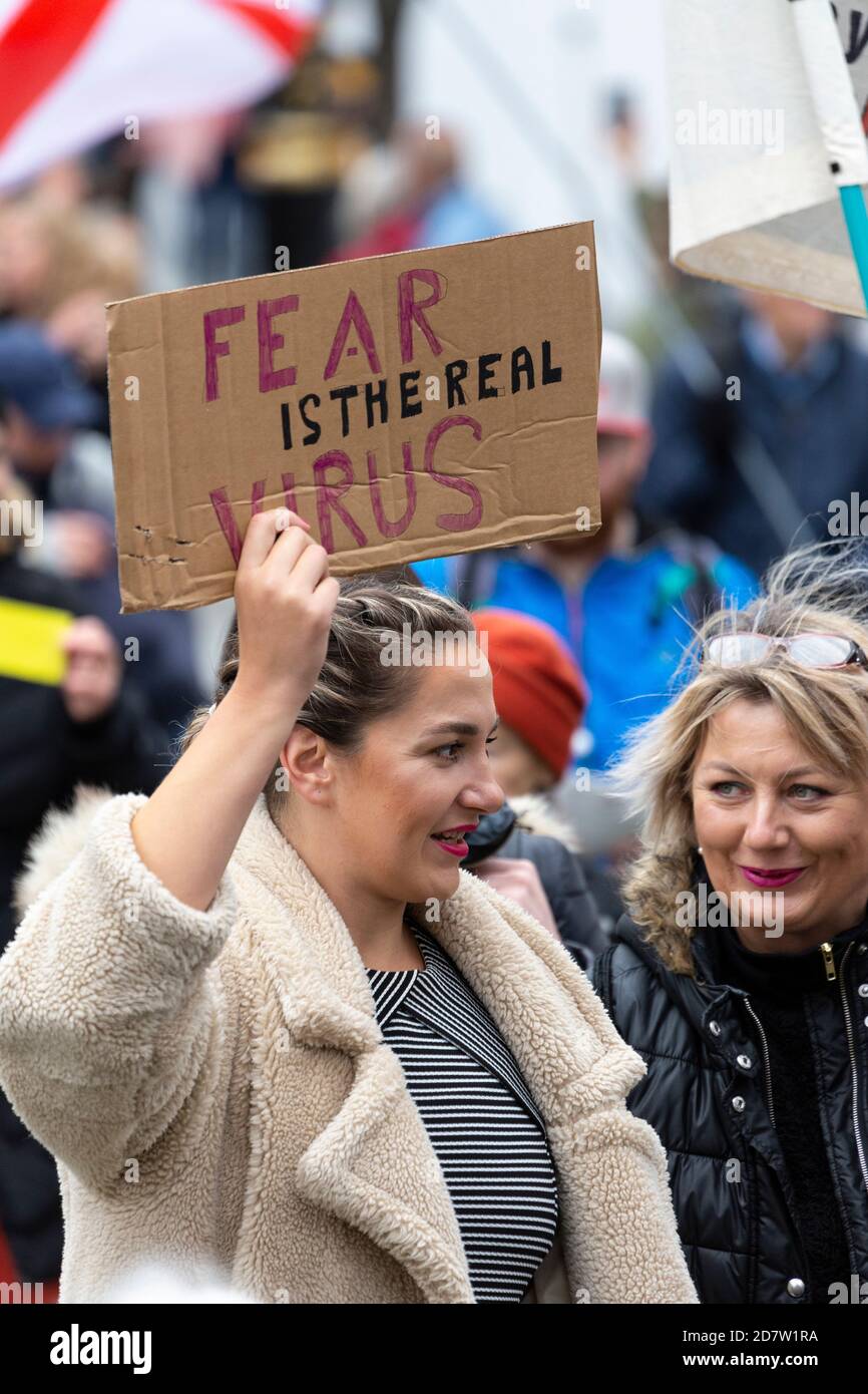 Eine Protesterin hält ein Plakat während einer Anti-Lockdown-Kundgebung in London am 24. Oktober 2020 hoch Stockfoto