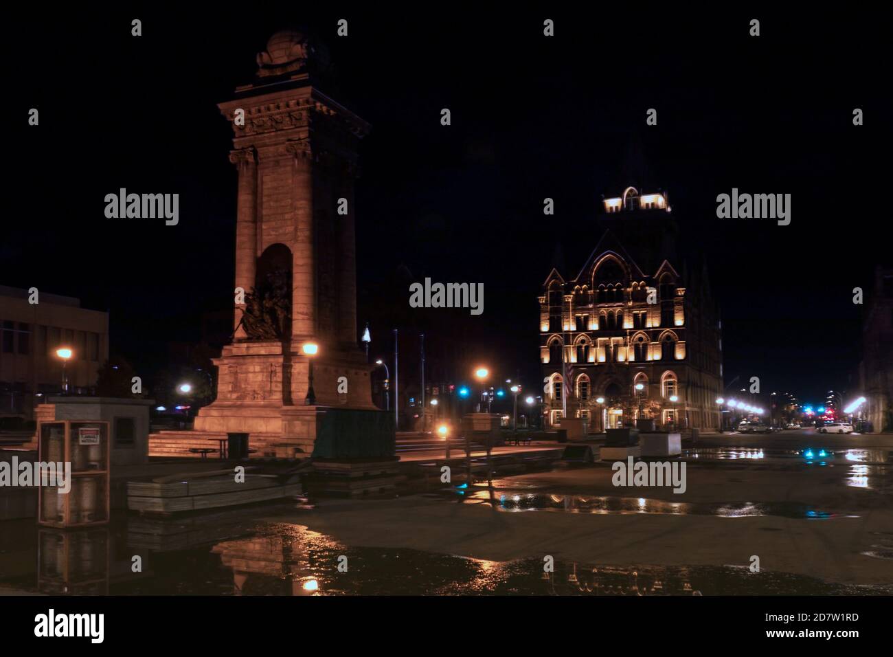 Syracuse, New York, USA. 25. Oktober 2020. Blick auf den Clinton Square in der Innenstadt von Syracuse, New York bei Nacht Stockfoto